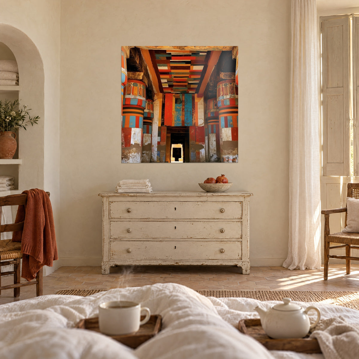 Tableau passage sacré aux fûts décorés de hiéroglyphes orange et bleus, plafond rayé, au-dessus d'un lit dans une chambre claire