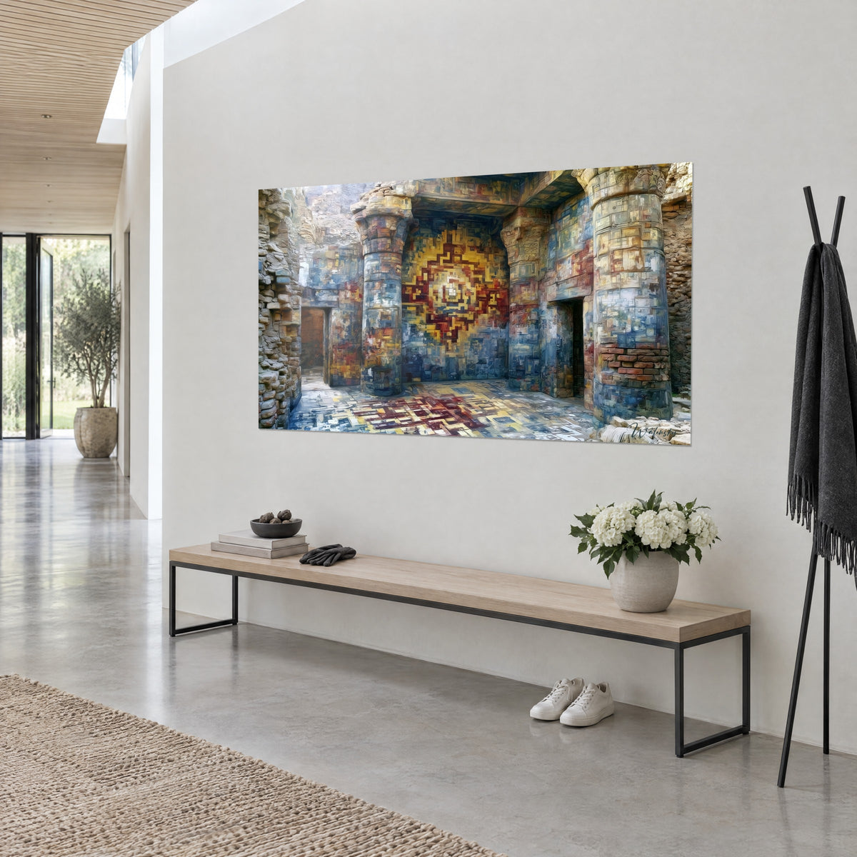 Schilderij vergeten heiligdom met okerkleurige en indigoblauwe pilaren, geel ruitmotief op de achtergrond, aan een witte muur van een lichte entree