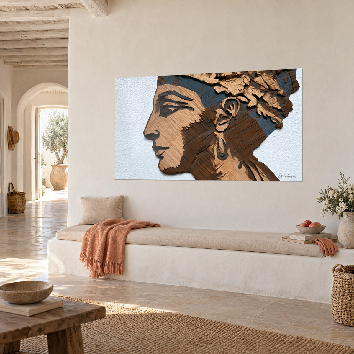 Cuadro rostro de reina egipcia de perfil, madera ocre claro y fondo gris azulado, pendiente en gota, vista de tres cuartos sobre pared crema