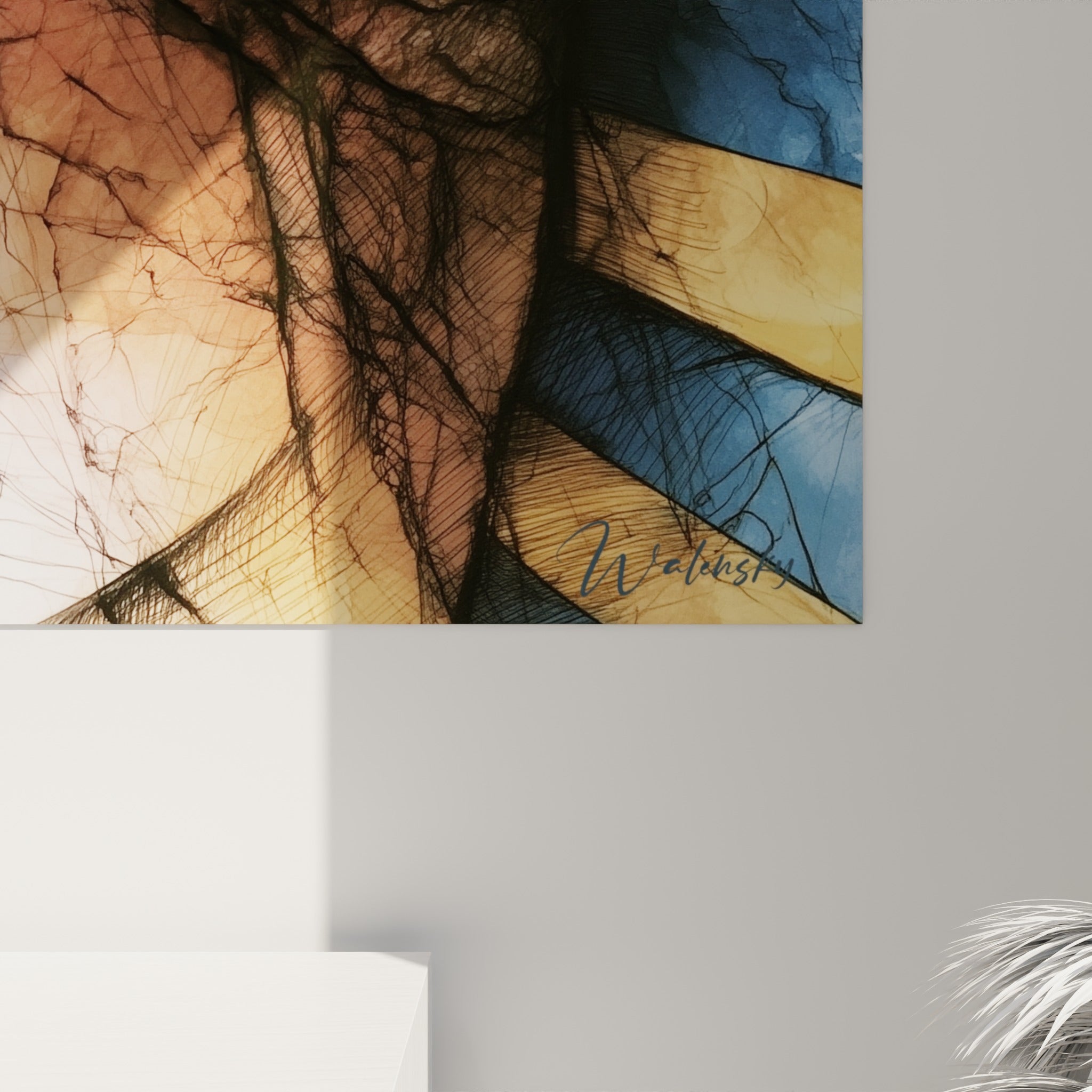 Détail du grain aquarelle sur le némès bleu marine et ocre, lignes fissurées et coulures fines