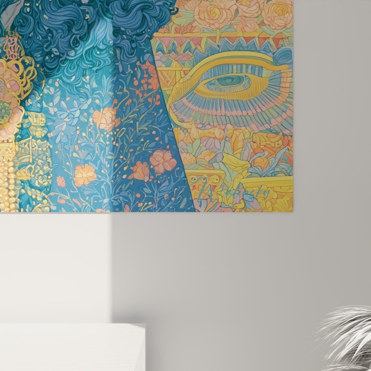 Détail des motifs dorés et pétales ocre sur la coiffe, grain pictural visible entre bleu marine et jaune pâle