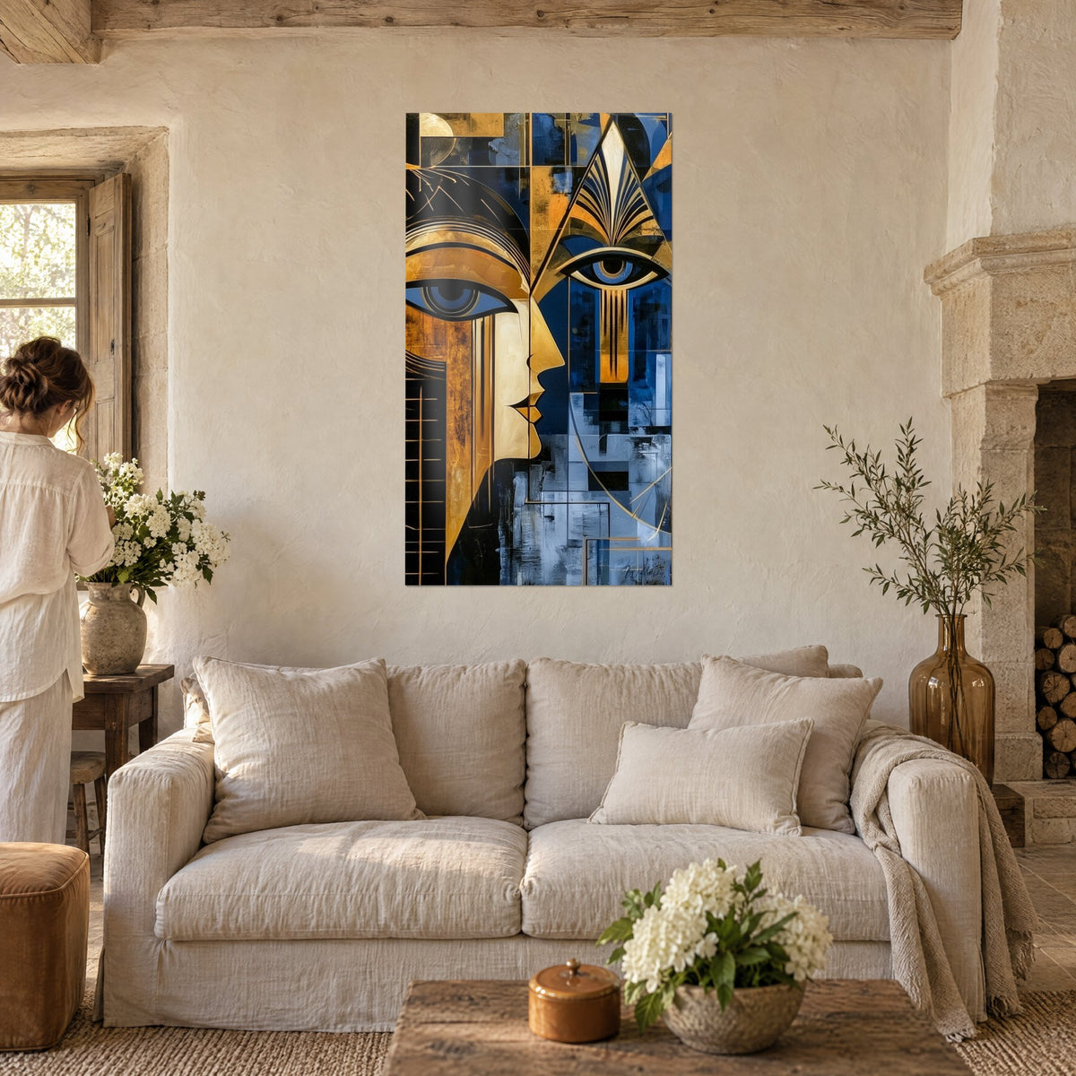 Cuadro perfil faraónico en ocre y dorado, ojo azul con contorno negro, fragmentos geométricos, encima de un sofá en un salón luminoso