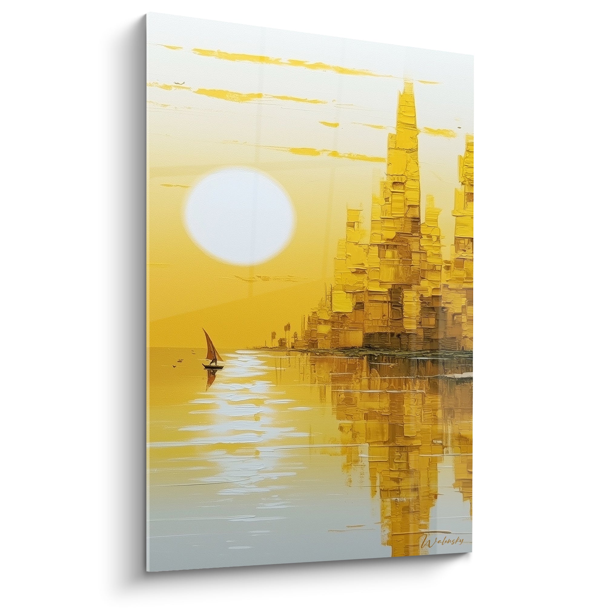 Felouque brune voguant devant une skyline dorée et anthracite, soleil blanc reflété dans l'eau argentée