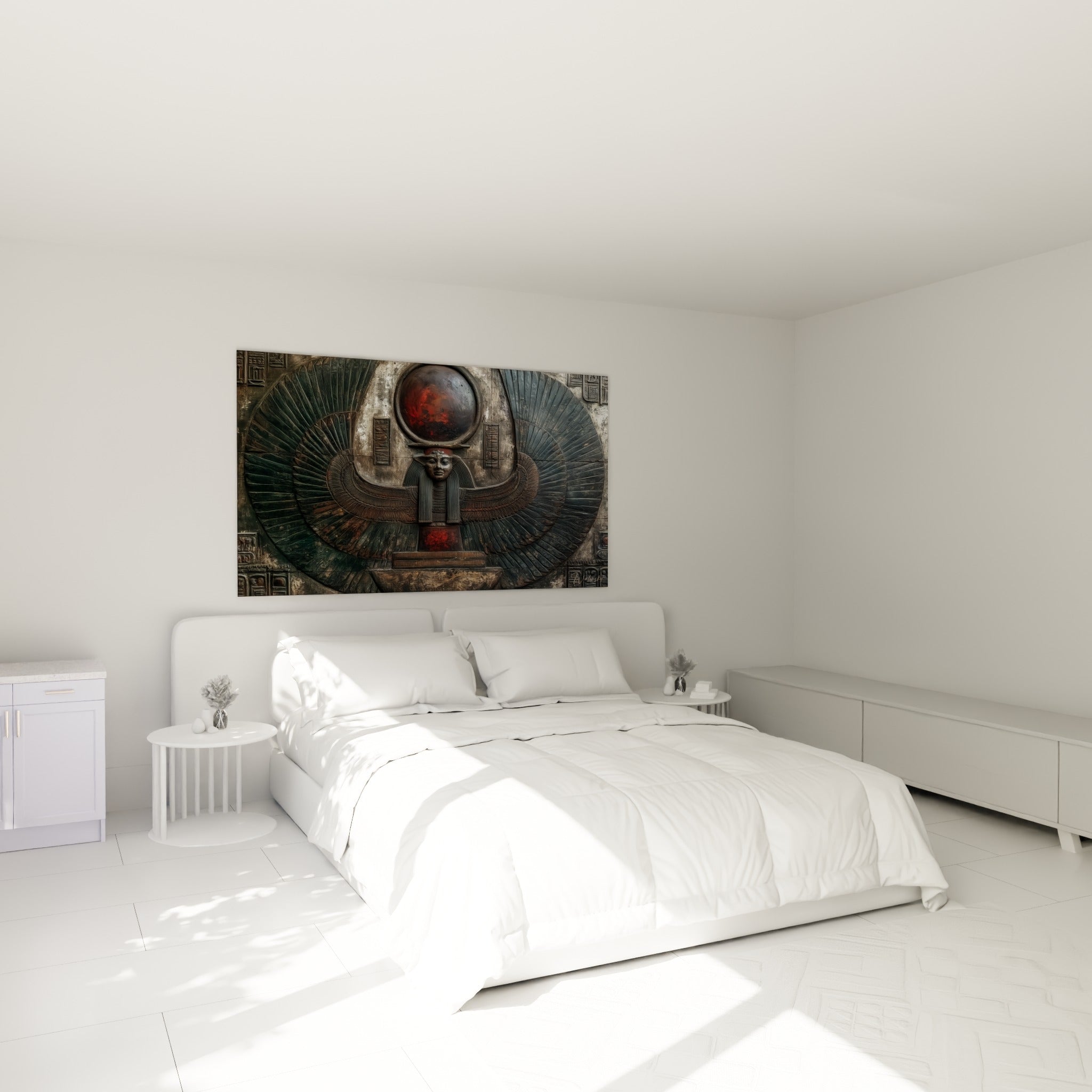 Figure égyptienne ailée en gris pierre et rouge braise, accrochée au-dessus d'un lit dans une chambre claire