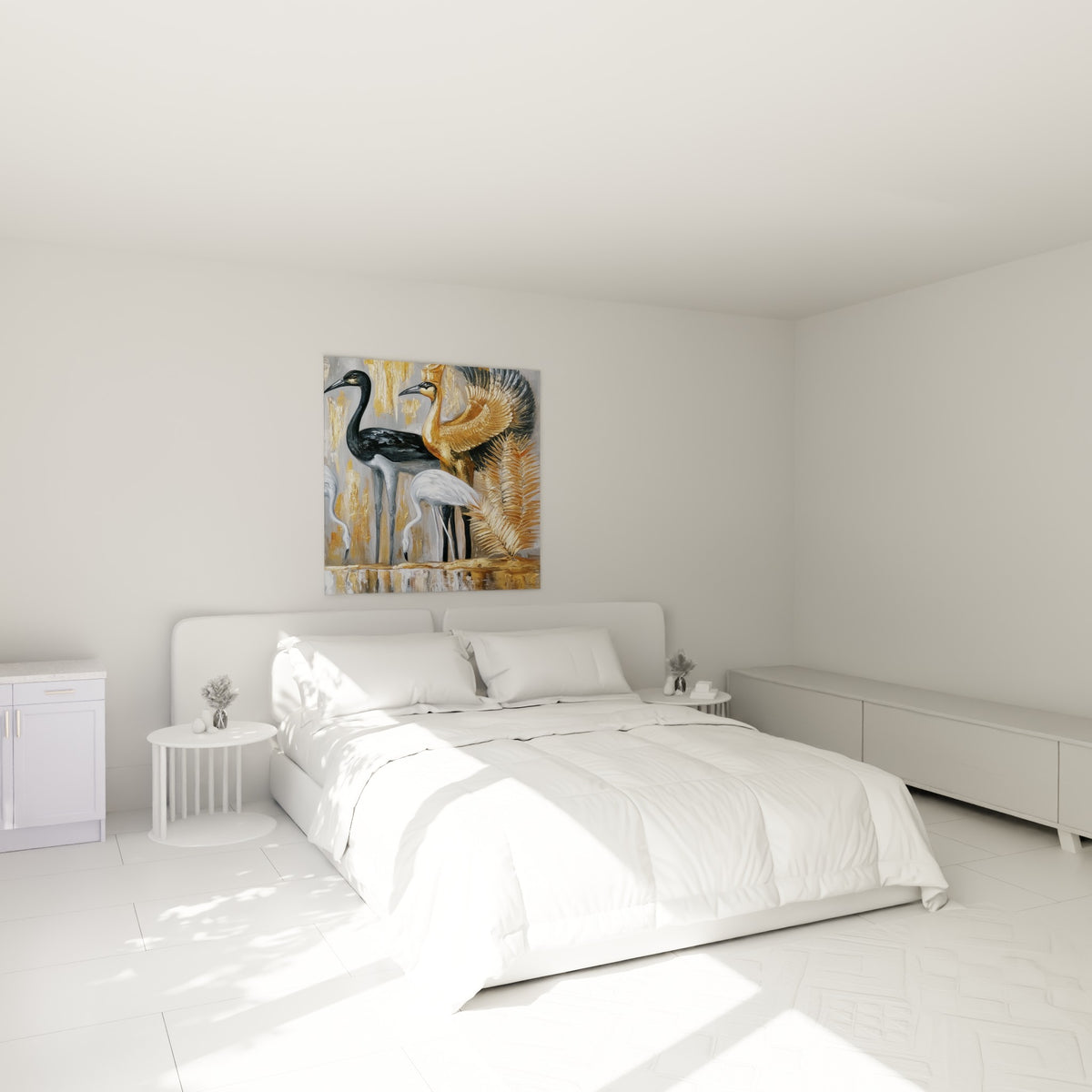 Flamants blancs et échassiers dorés accrochés au-dessus d'un lit dans une chambre claire