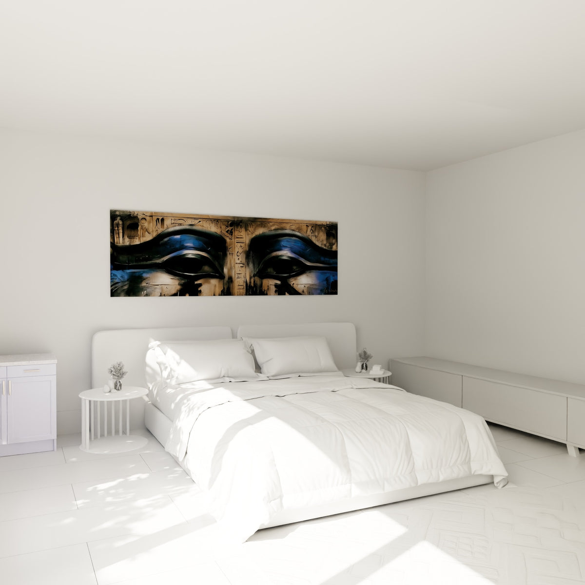 Regard d'Horus bleu marine et doré peint au-dessus d'un lit dans une chambre claire