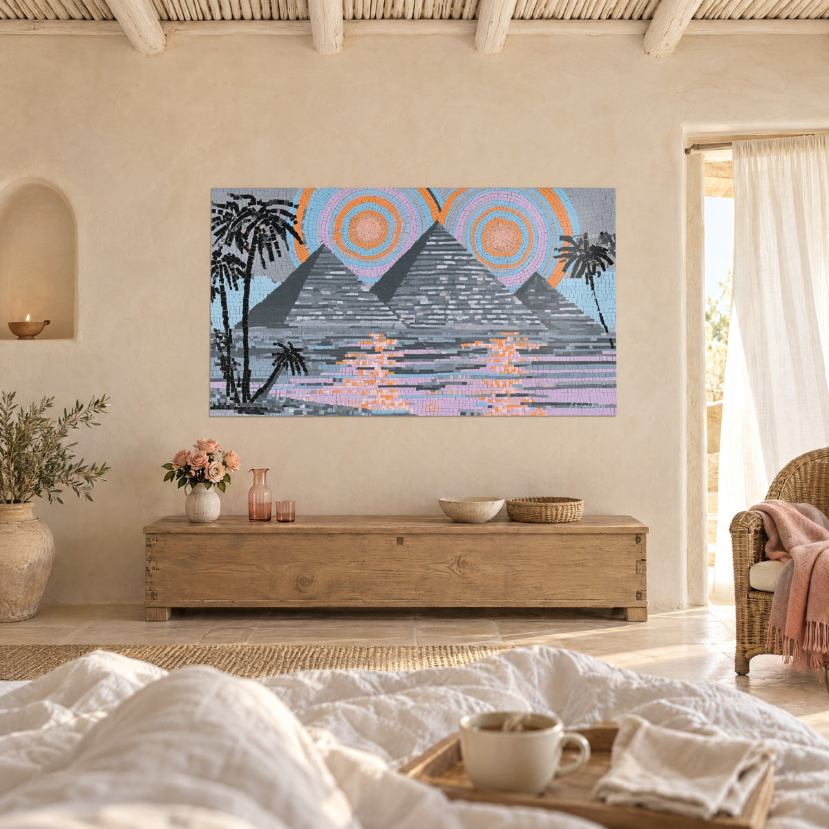 Schilderij dubbele woestijnzon in oranje, lila en hemelsblauwe tesserae, zwarte palmbomen, boven een bed in een lichte slaapkamer