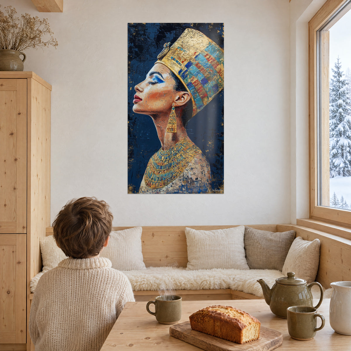Schilderij oude heerseres met gouden glans, blauwe oogschaduw, gebarsten indigo achtergrond, voor het grote besneeuwde raam van het chalet