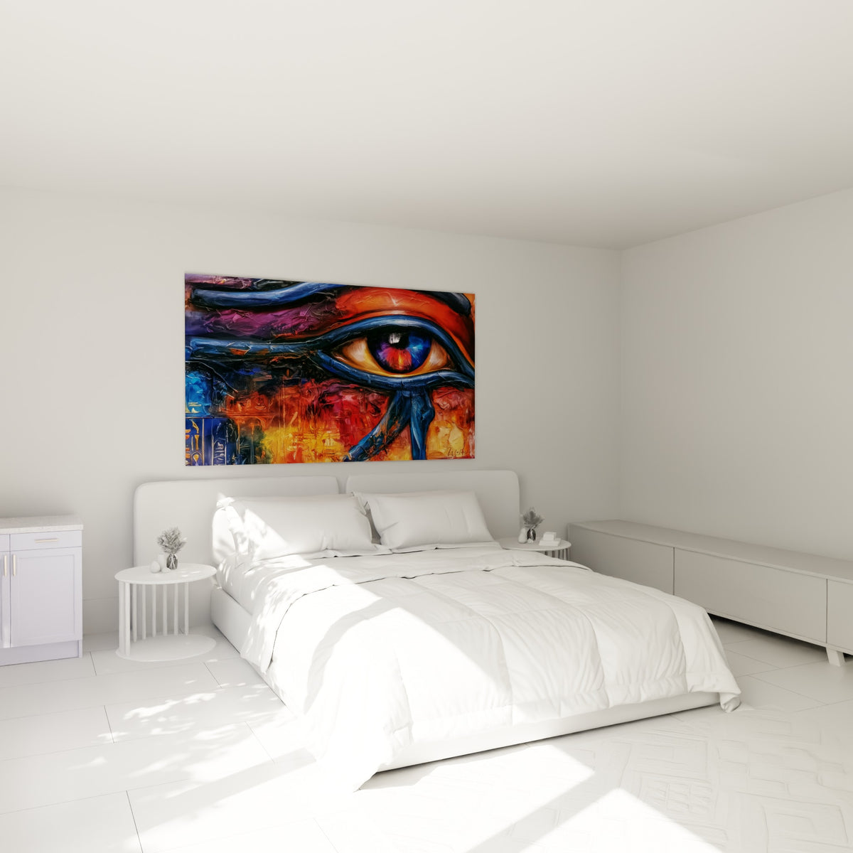 Symbole égyptien bleu marine et doré à empâtements épais, au-dessus d'un lit dans une chambre claire