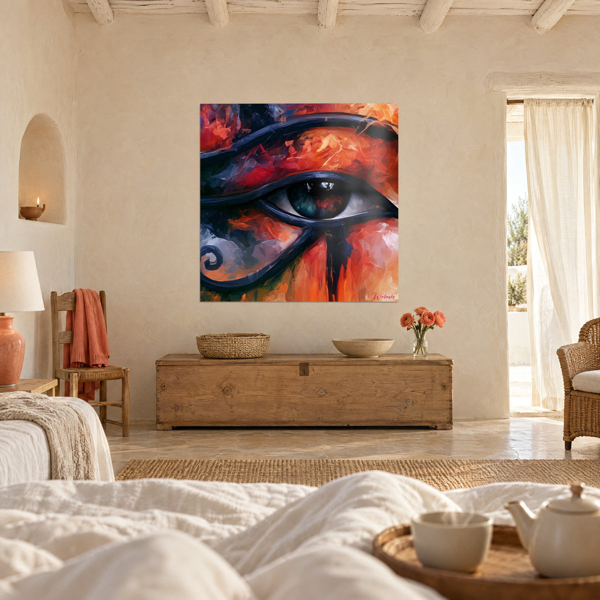 Quadro occhio sacro faraonico con impasti arancioni e antracite, appeso sopra un letto in una camera luminosa