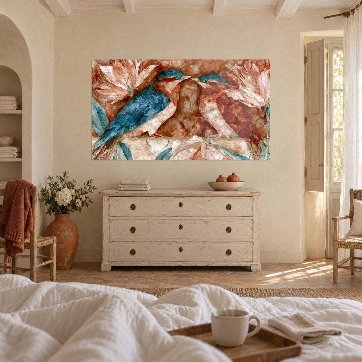 Tableau paire d'hirondelles bleu canard et terracotta sur fond texturé rosé, au-dessus d'un lit dans une chambre claire