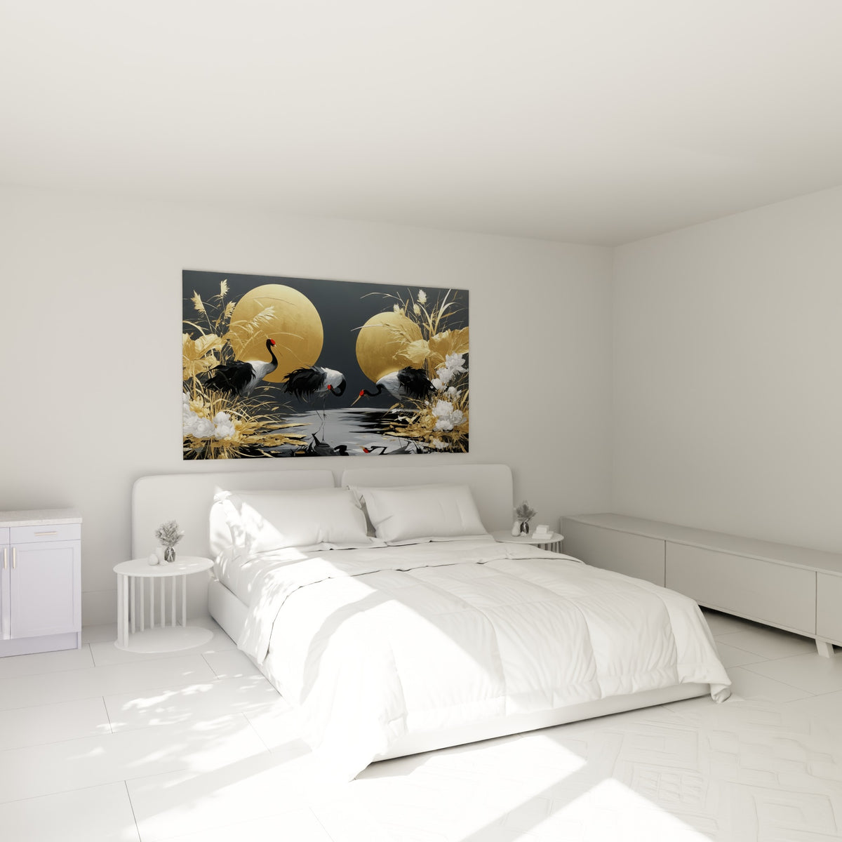 Oiseaux blancs et noirs au bec rouge, fond doré, accrochés au-dessus d'un lit dans une chambre claire