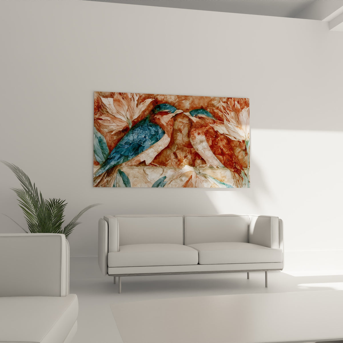 Couple d'oiseaux terracotta et bleu pétrole entouré de feuillages, au-dessus d'un canapé dans un salon lumineux