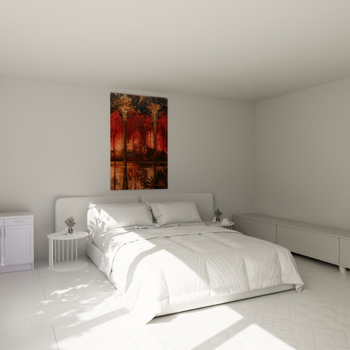 Silhouettes de palmiers rouge et bleu ardoise au-dessus d'un lit dans une chambre claire