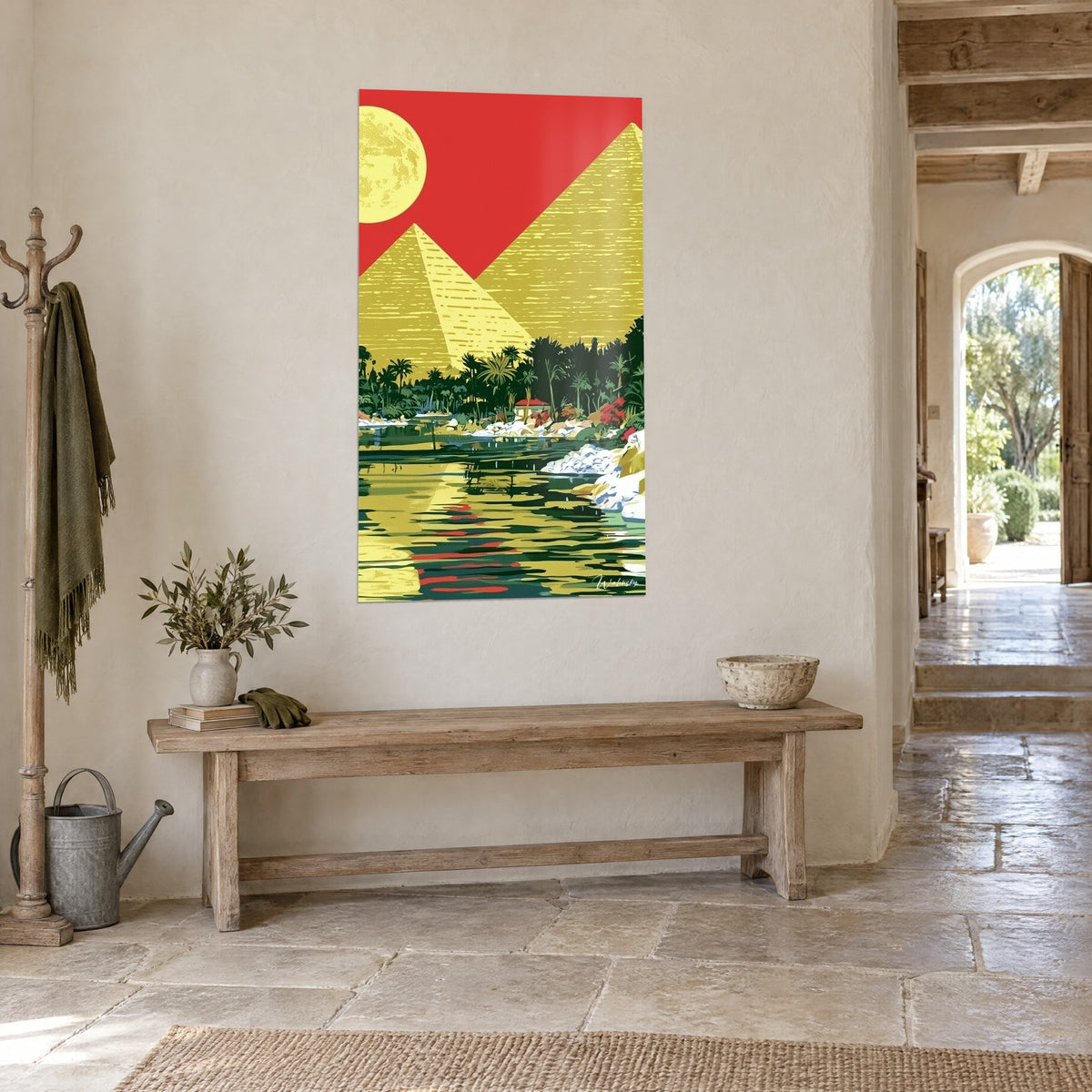 Quadro Giza in serigrafia, due piramidi giallo paglia, riflessi rossi sull'acqua, vista di tre quarti in un corridoio di pietra