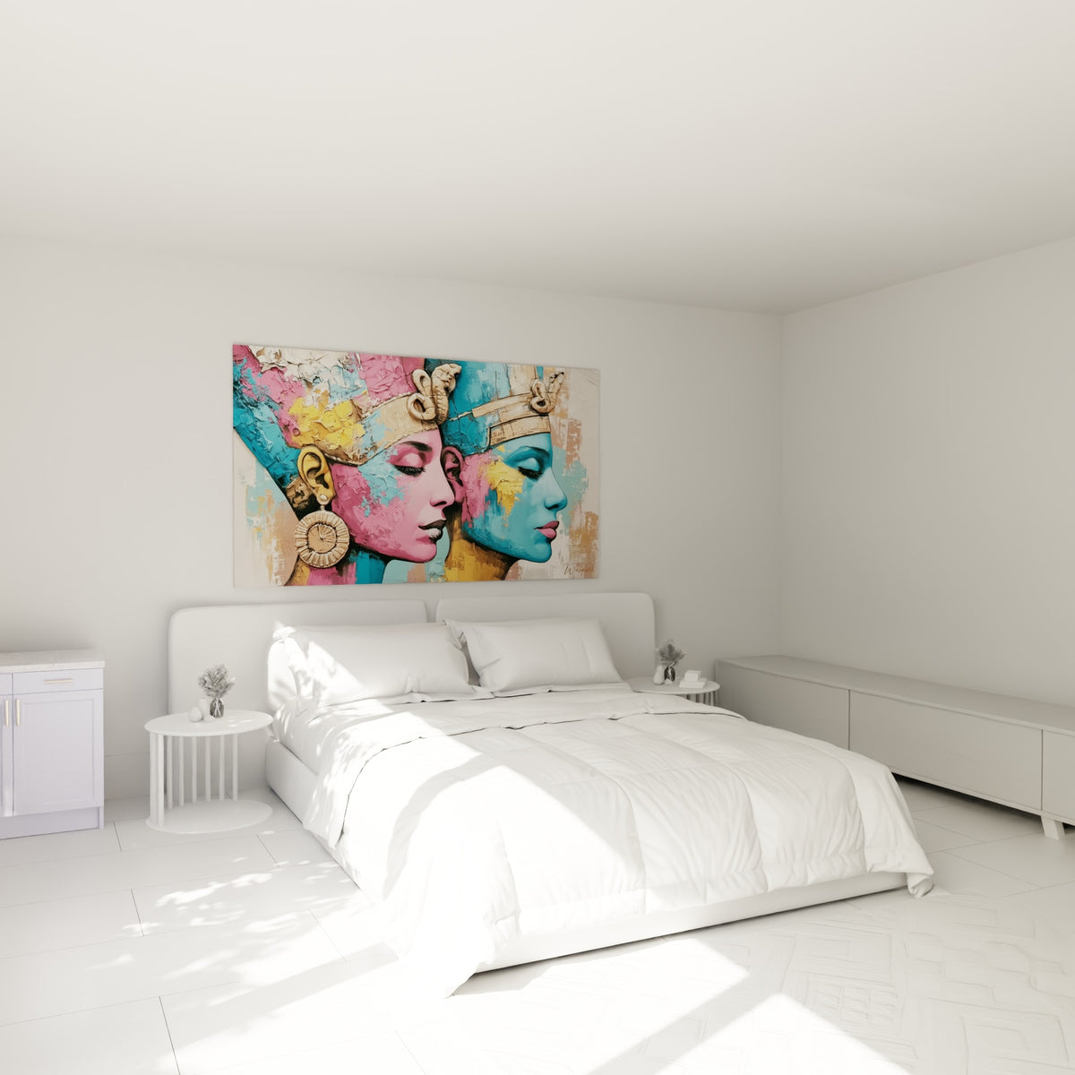 Profils pharaoniques rose et bleu turquoise, couronnes dorées, accrochés au-dessus d'un lit dans une chambre claire