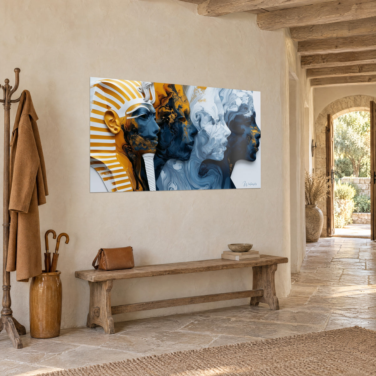 Schilderij kaskade van Egyptische gezichten, schitterend vergulden en marineblauwe krullen op een lichte stenen muur, driekwart aanzicht nabij een ingang