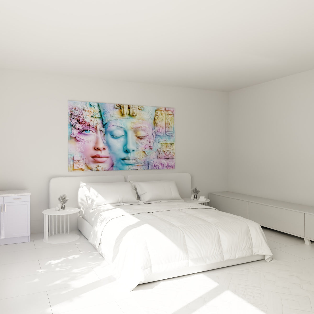 Portrait égyptien bleu et rose accroché au-dessus d'un lit dans une chambre claire