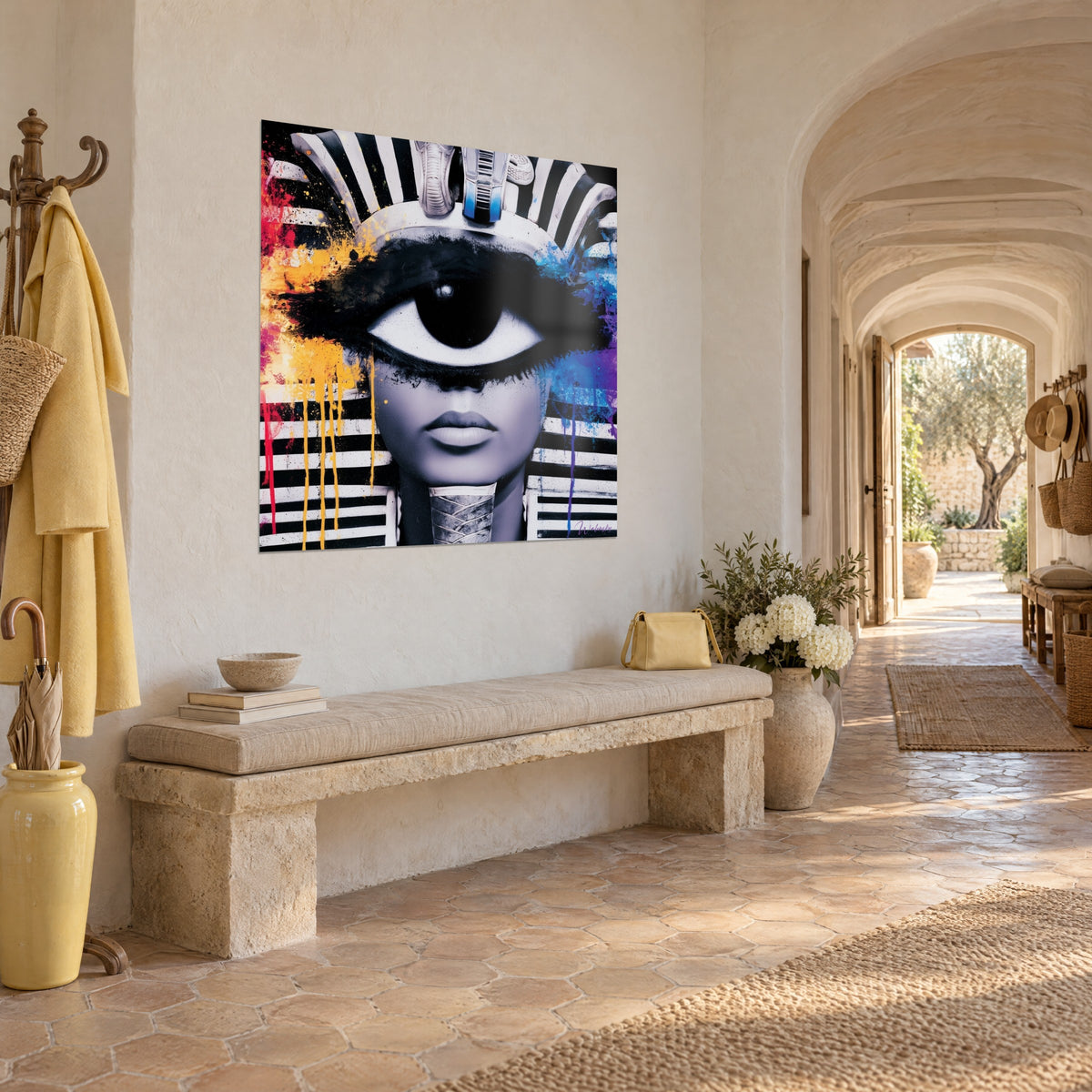 Quadro ritratto egizio dalle labbra pallide, colature giallo zafferano e rosso vivo su copricapo a zebrature, parete crema di un mas provenzale