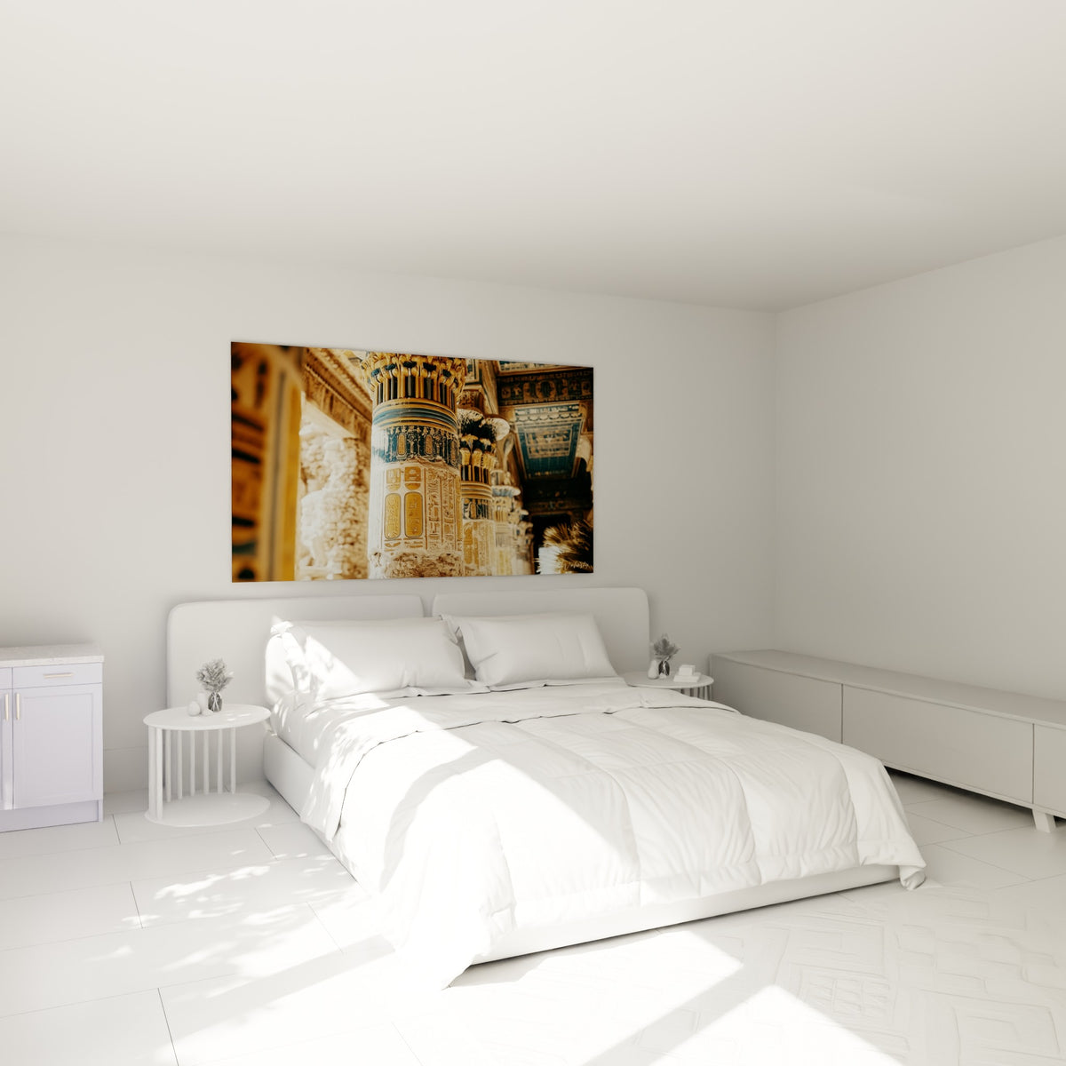 Piliers hiéroglyphiques ocre et bleu pétrole accrochés au-dessus d'un lit dans une chambre claire
