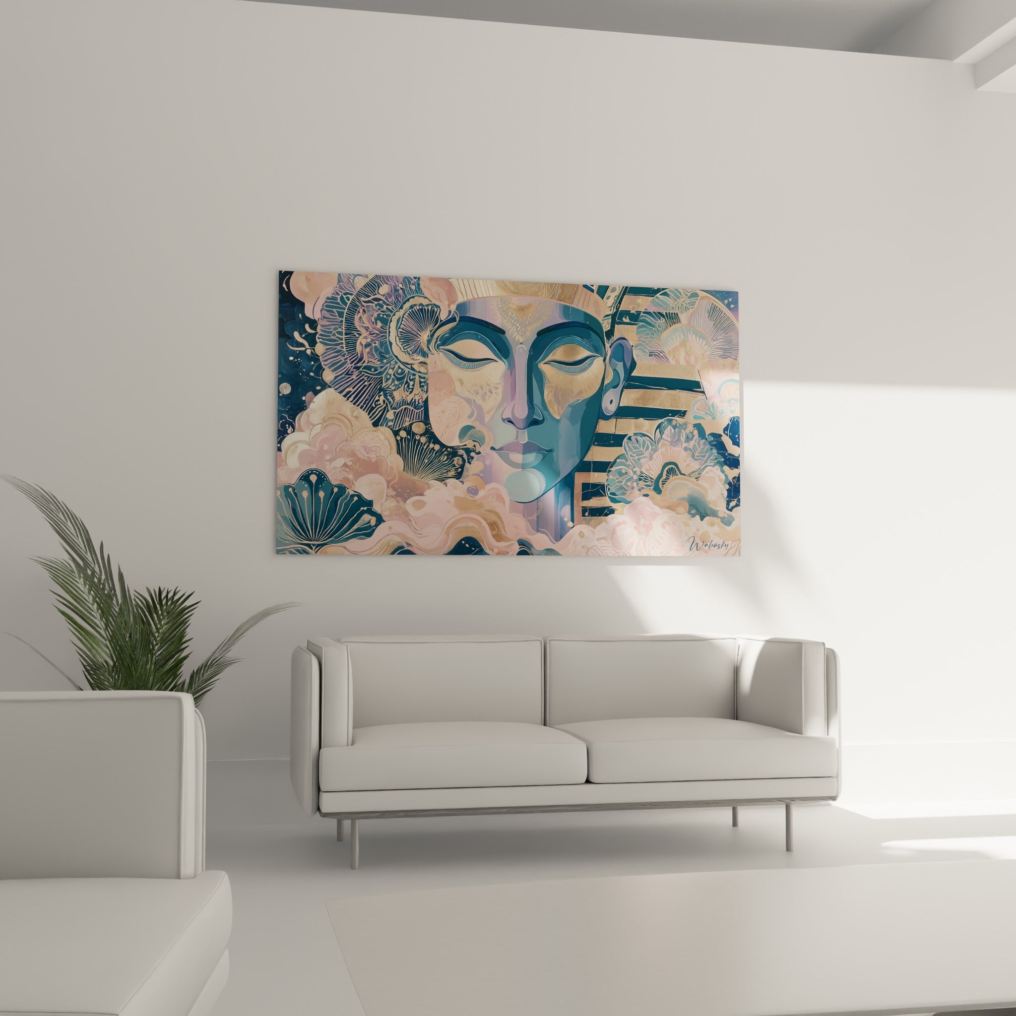 Portrait antique doré et bleu marine, motifs floraux roses, au-dessus d'un canapé dans un salon lumineux