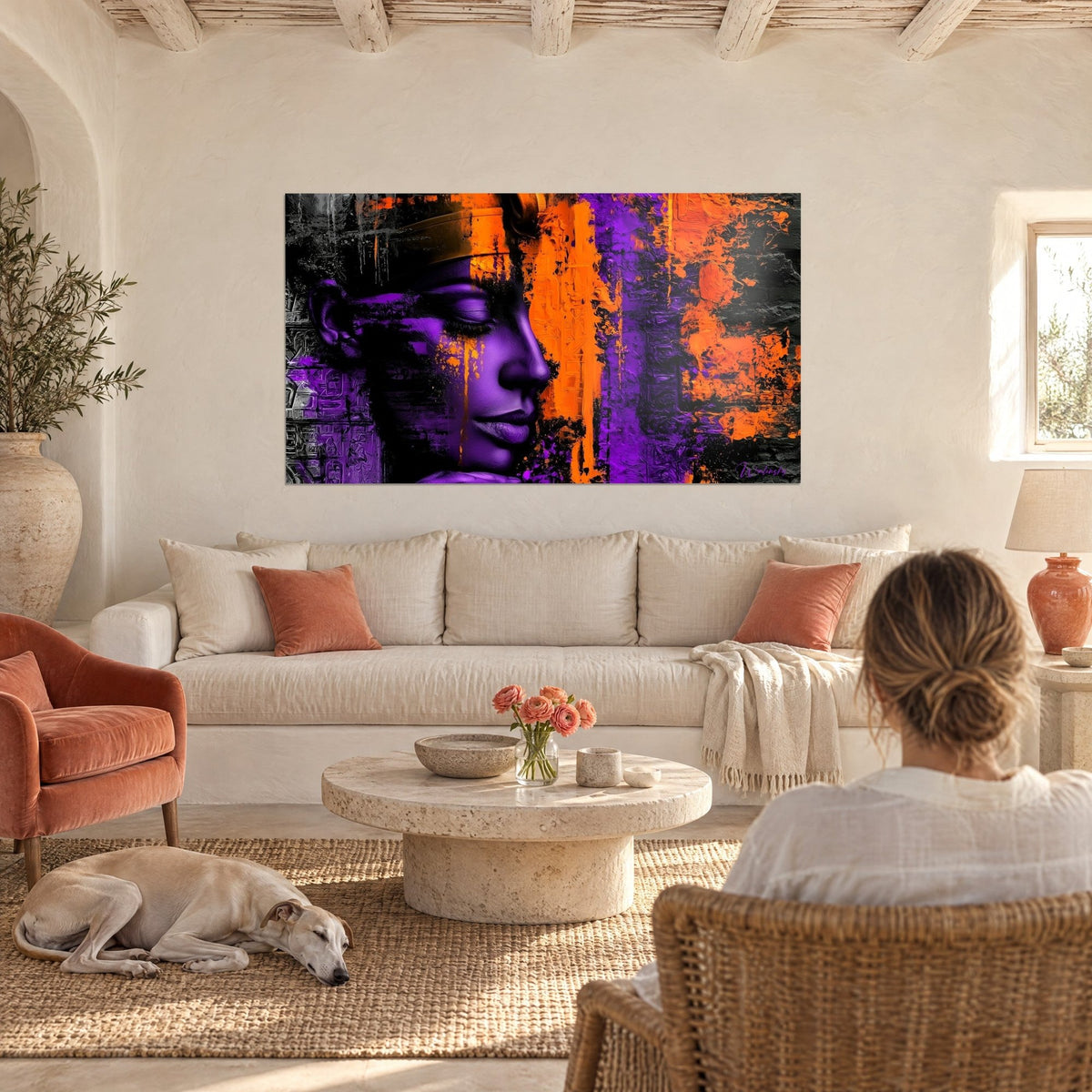 Schilderij van een farao-koningin met een paars gezicht, gesloten oogleden en felle oranje druipsporen, boven een bank in een lichte woonkamer