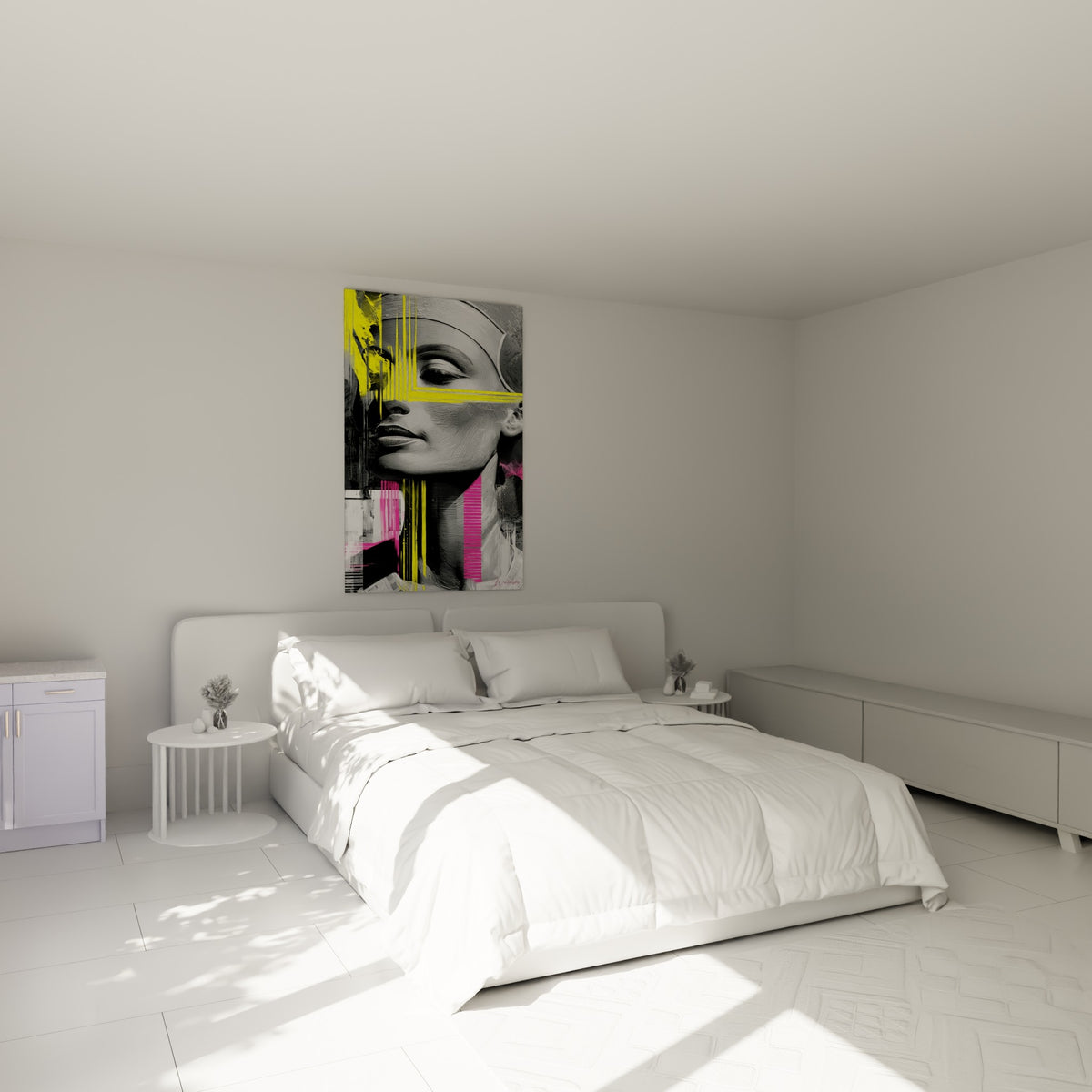 Visage antique gris et rose au-dessus d'un lit dans une chambre claire, coiffe striée visible