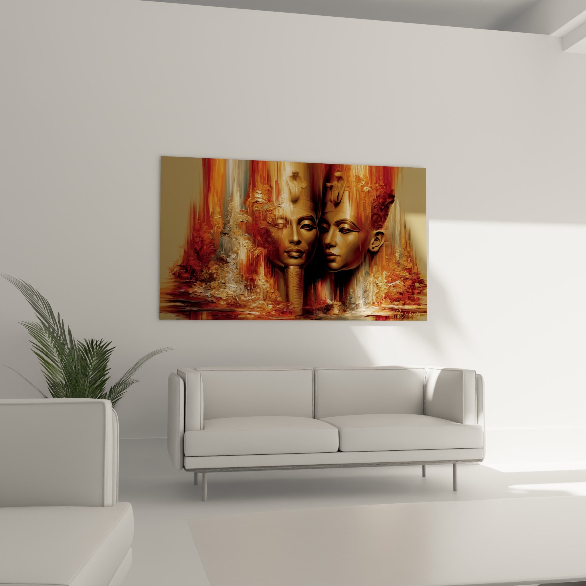 Visages royaux bronze et bordeaux d'Égypte accrochés au-dessus d'un canapé dans un salon lumineux