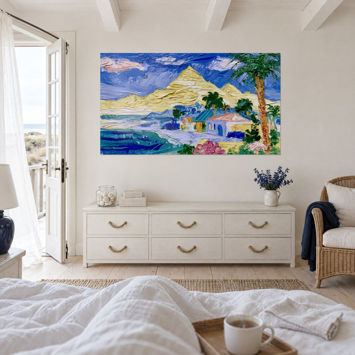 Tableau sommet de sable jaune pâle et nuages rosés, fleuve bleu profond, empâtements au couteau, au-dessus d'un lit dans une chambre claire