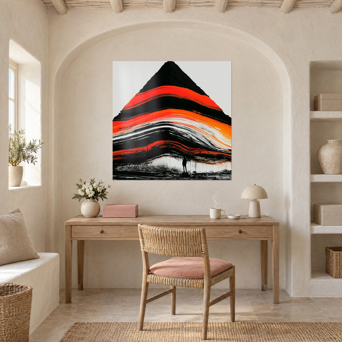 Tableau pyramide d'ébène et larges coups de brosse rouge et orange, coulures blanches, au-dessus d'un bureau en bois dans une niche voûtée