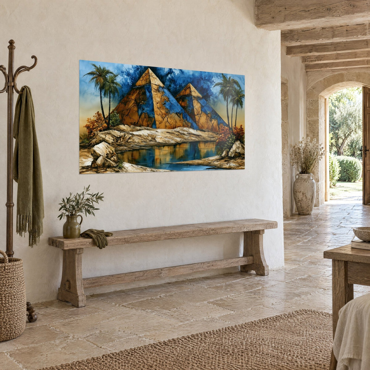 Cuadro con dos pirámides agrietadas en naranja y azul, oasis centelleante y palmeras, vista de tres cuartos de una pared de piedra