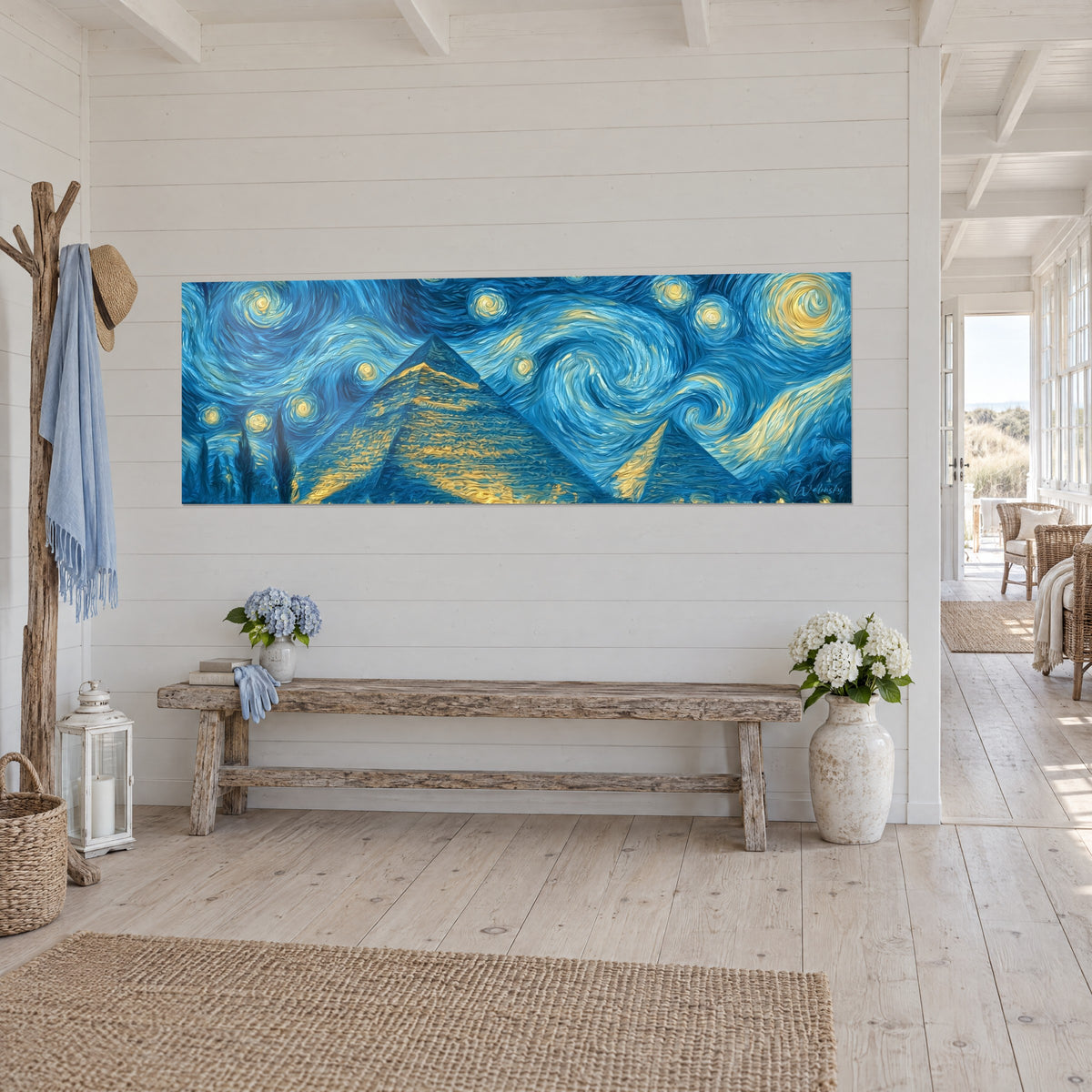 Cuadro panorámico de una noche estrellada egipcia, espirales azul cobalto y reflejos amarillo dorado, pared blanca junto a un banco rústico