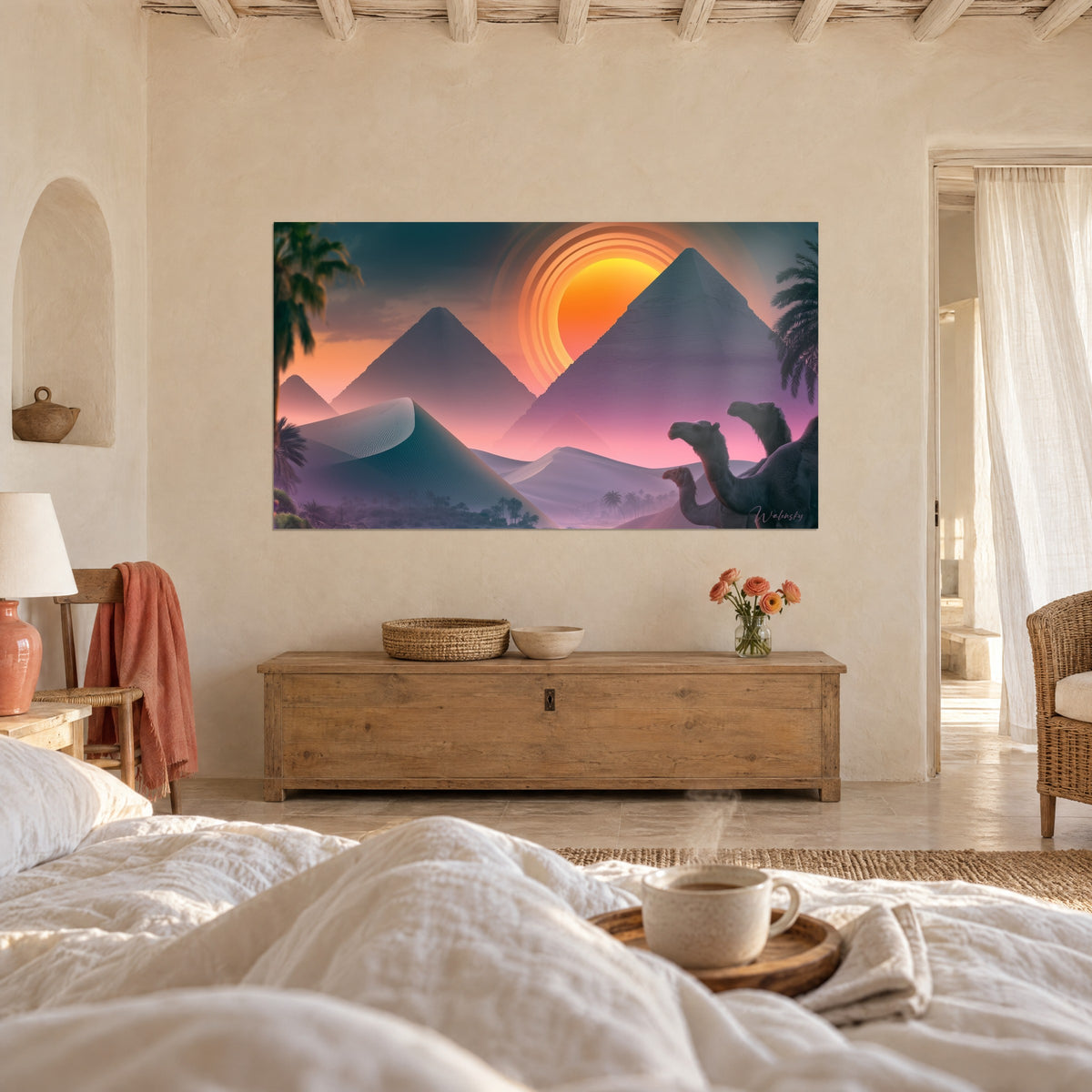 Cuadro dunas de arena malva y pirámide en sombra, palmeras verdes al borde, encima de una cama en un dormitorio luminoso