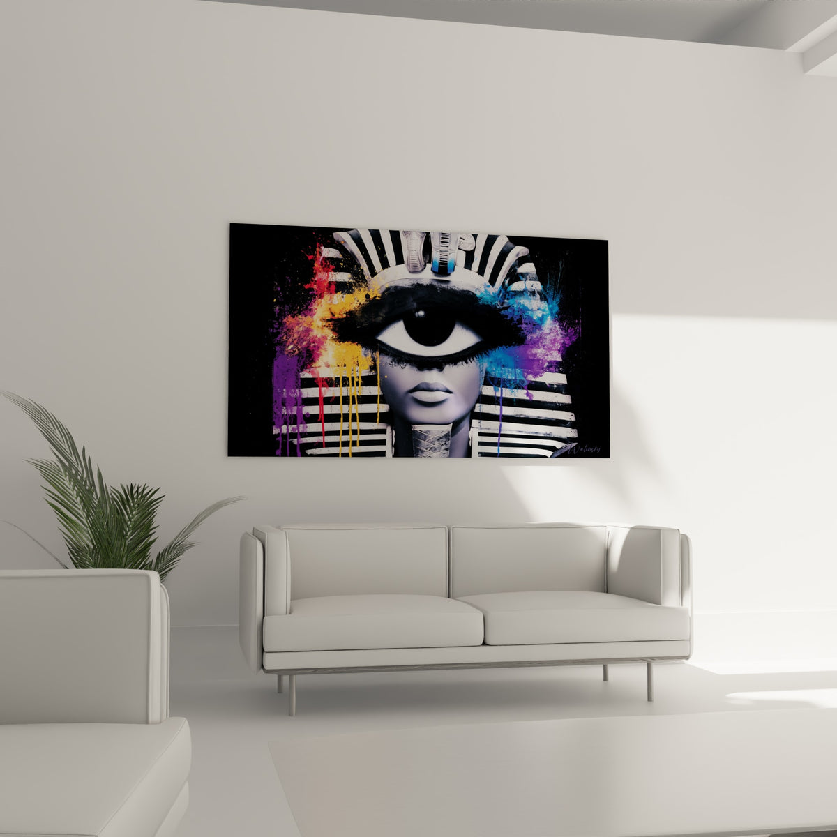 Regard égyptien intense entouré de jaune et bleu vif, au-dessus d'un canapé dans un salon lumineux