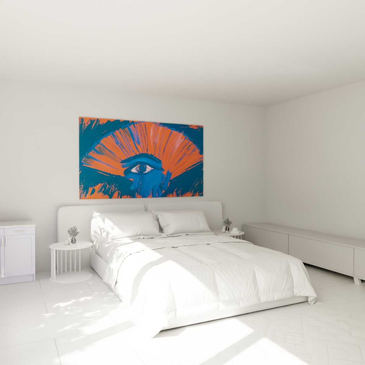 Symbole égyptien bleu et orange à l'œil vigilant, au-dessus d'un lit dans une chambre claire