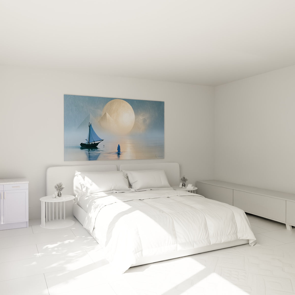Felouque traditionnelle et astre doré sur eau bleu anthracite, accrochés au-dessus d'un lit dans une chambre claire