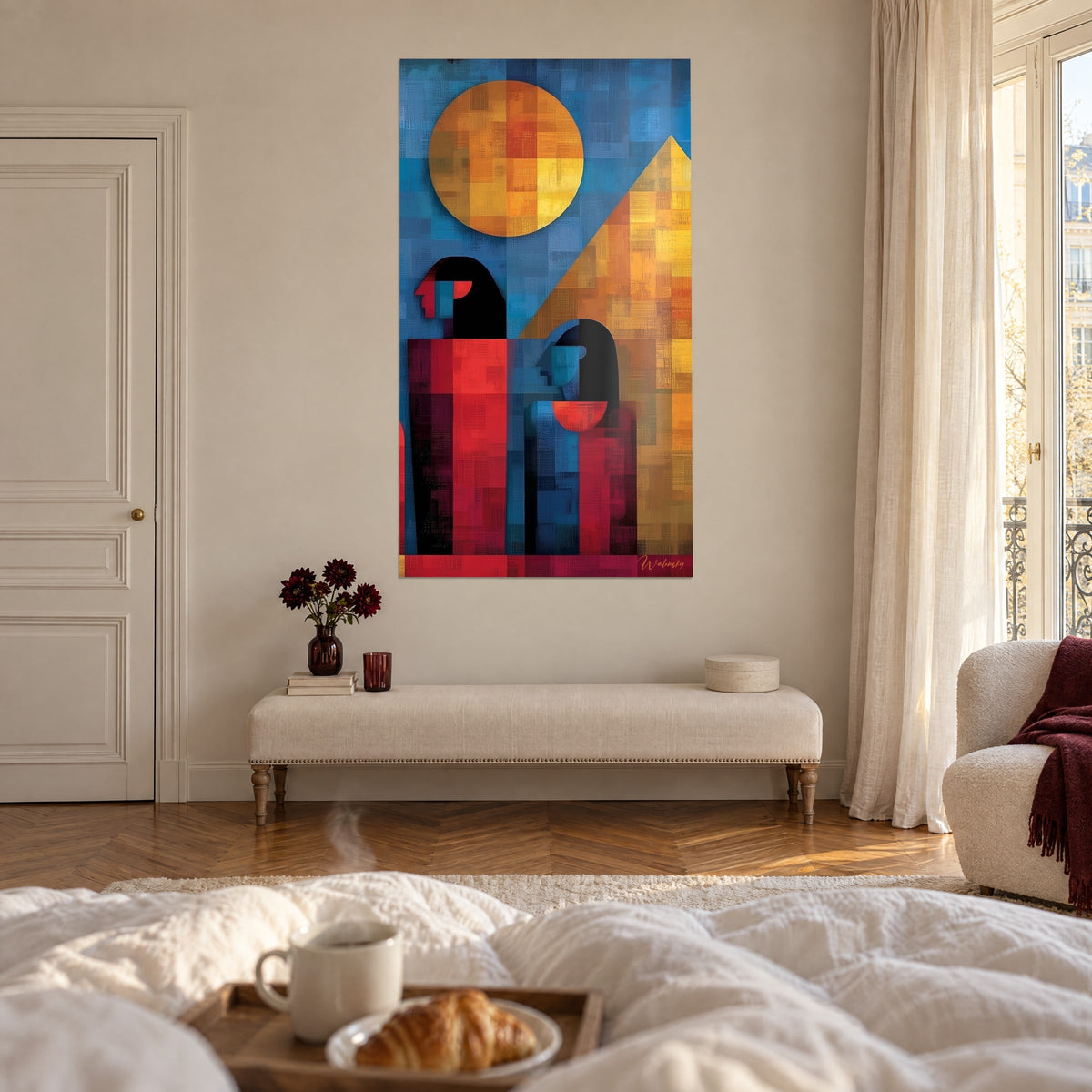 Tableau soleil orangé géométrique et pyramide safran en carrés de couleur, rouge et bleu, au-dessus d'un lit dans une chambre claire