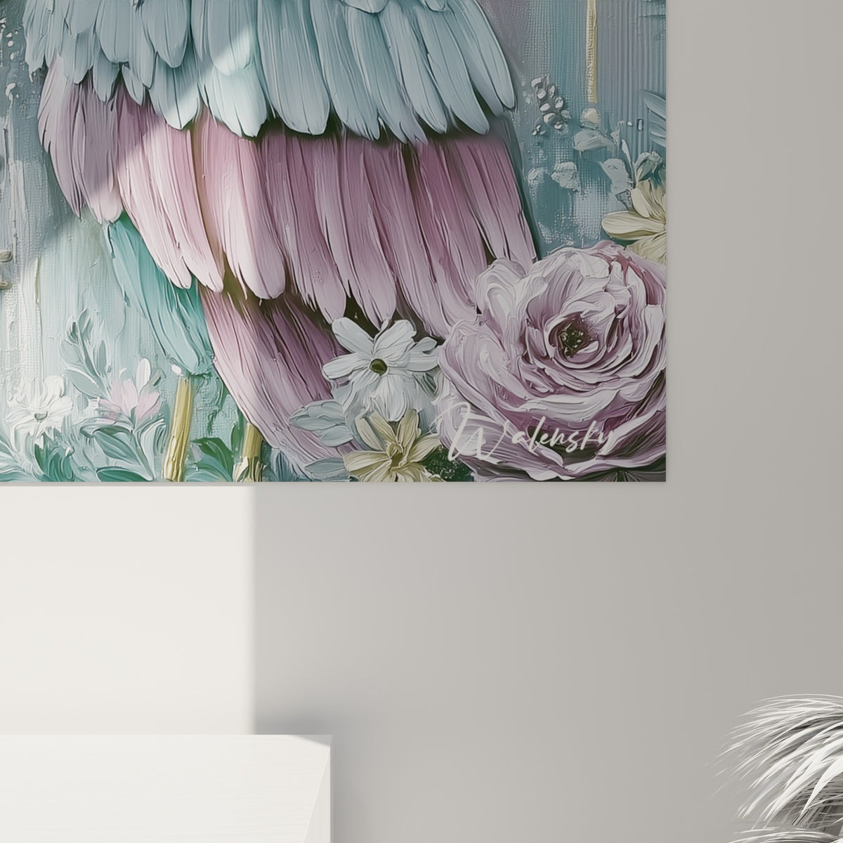 Empâtements dorés et nuances rose poudré visibles en gros plan sur la toile égyptienne accrochée