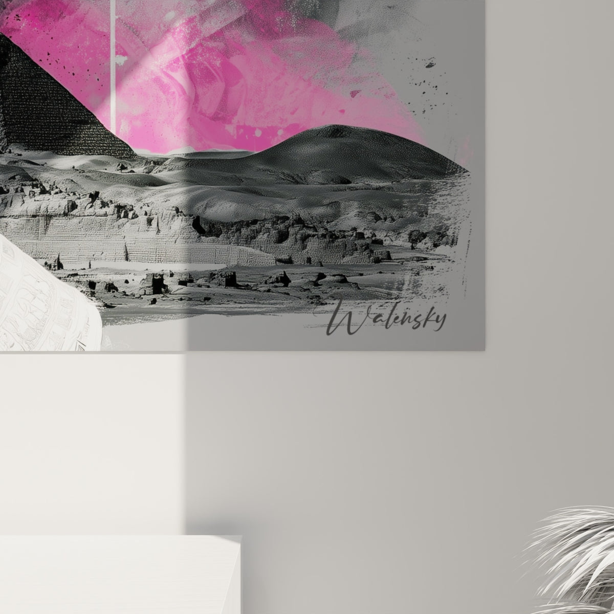 Empâtements gris et coulures roses se mêlent aux lignes jaunes sur la toile accrochée