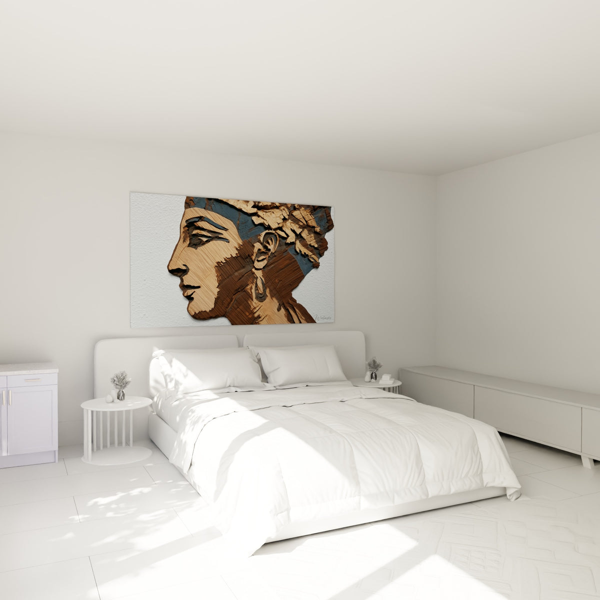 Visage antique brun et bleuté au relief sculpté, accroché au-dessus d'un lit dans une chambre claire