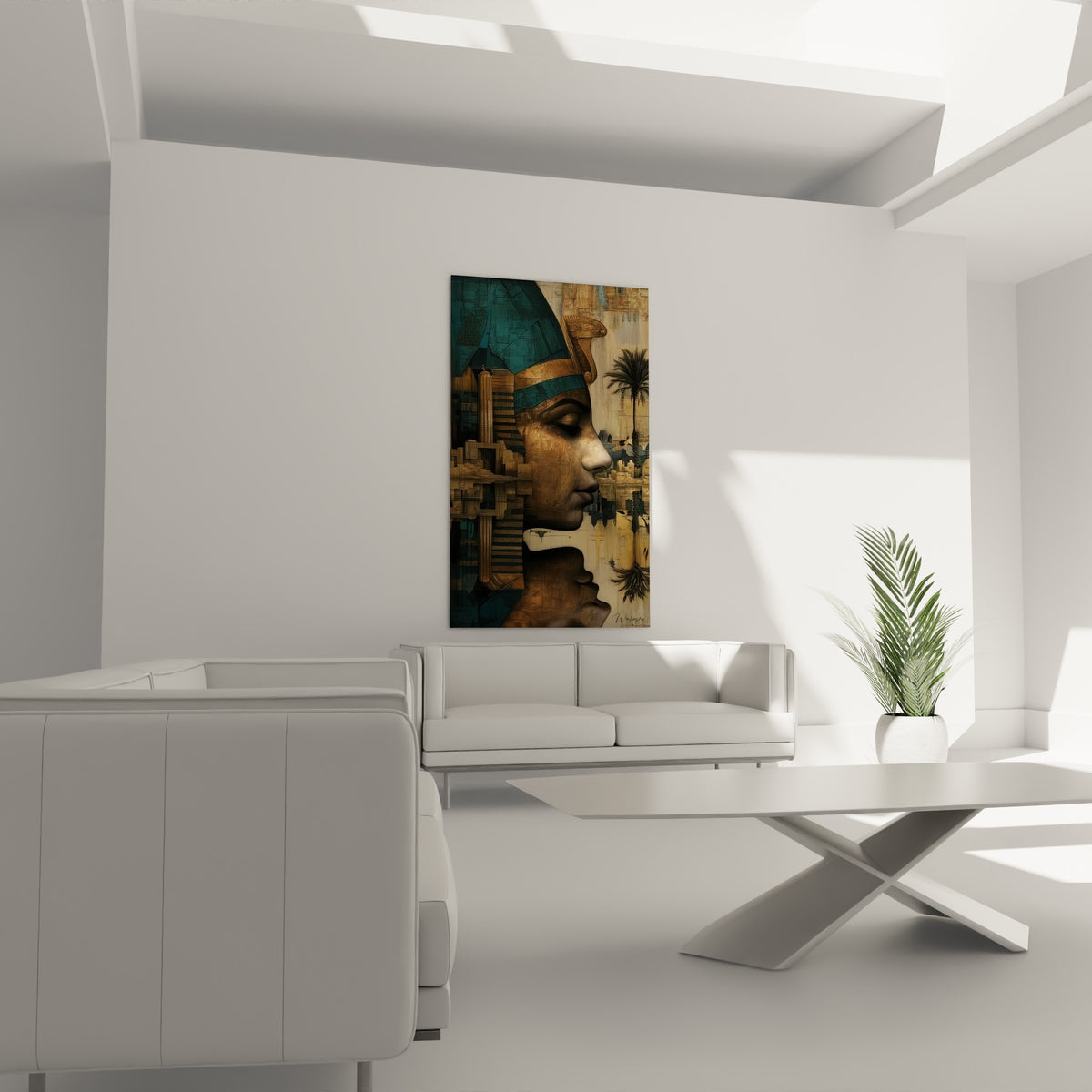 Profil pharaonique cuivré et sarcelle placé au-dessus d'un canapé dans un salon lumineux