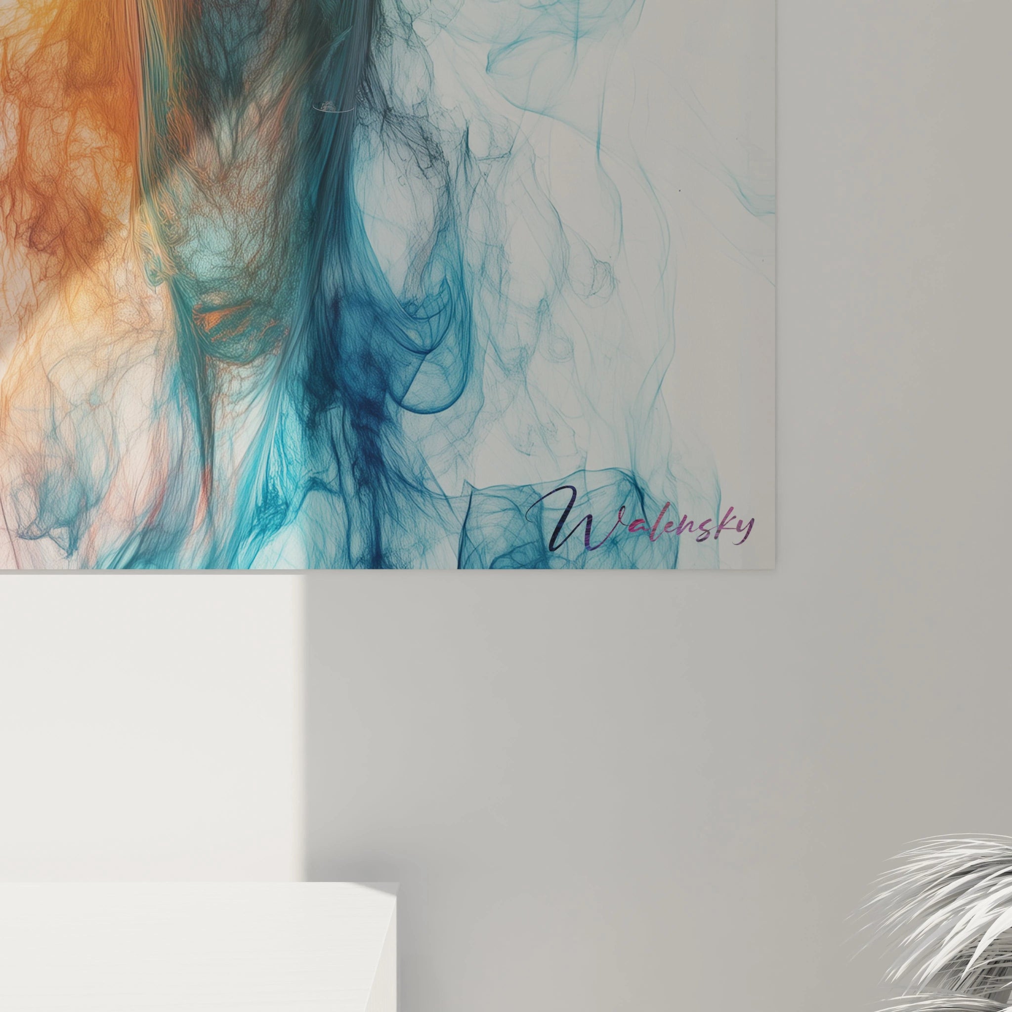 Un tableau girafe contemporain offrant une vision stylisée d'une girafe en tons de bleu, violet et orange, où les contours de l'animal se fondent en volutes colorées créant une transition entre forme solide et vapeur éthérée.