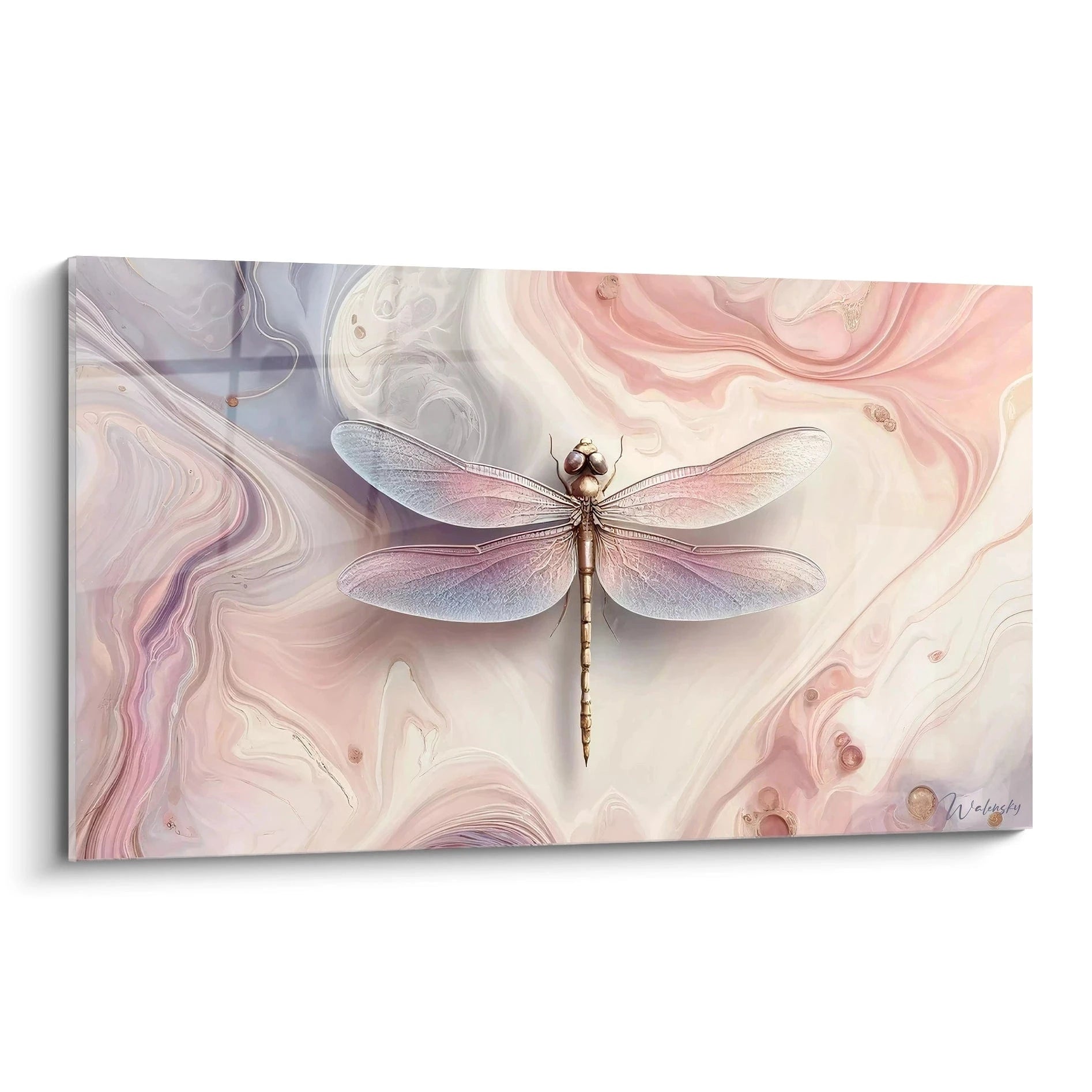 Un tableau abstrait de libellule irisée sur fond marbré. Dominé par des teintes blanc nacré, rose pâle, lavande et bleu tendre. La texture présente un fond fluide aux motifs tourbillonnants avec des inclusions dorées, contrastant avec le rendu détaillé des ailes translucides et du corps métallique de l'insecte central.