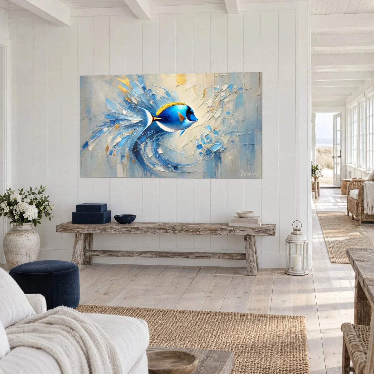 Tableau poisson tropical azur et safran, sillage de touches bleues en éventail, sur un mur lambrissé blanc, vue de trois-quarts