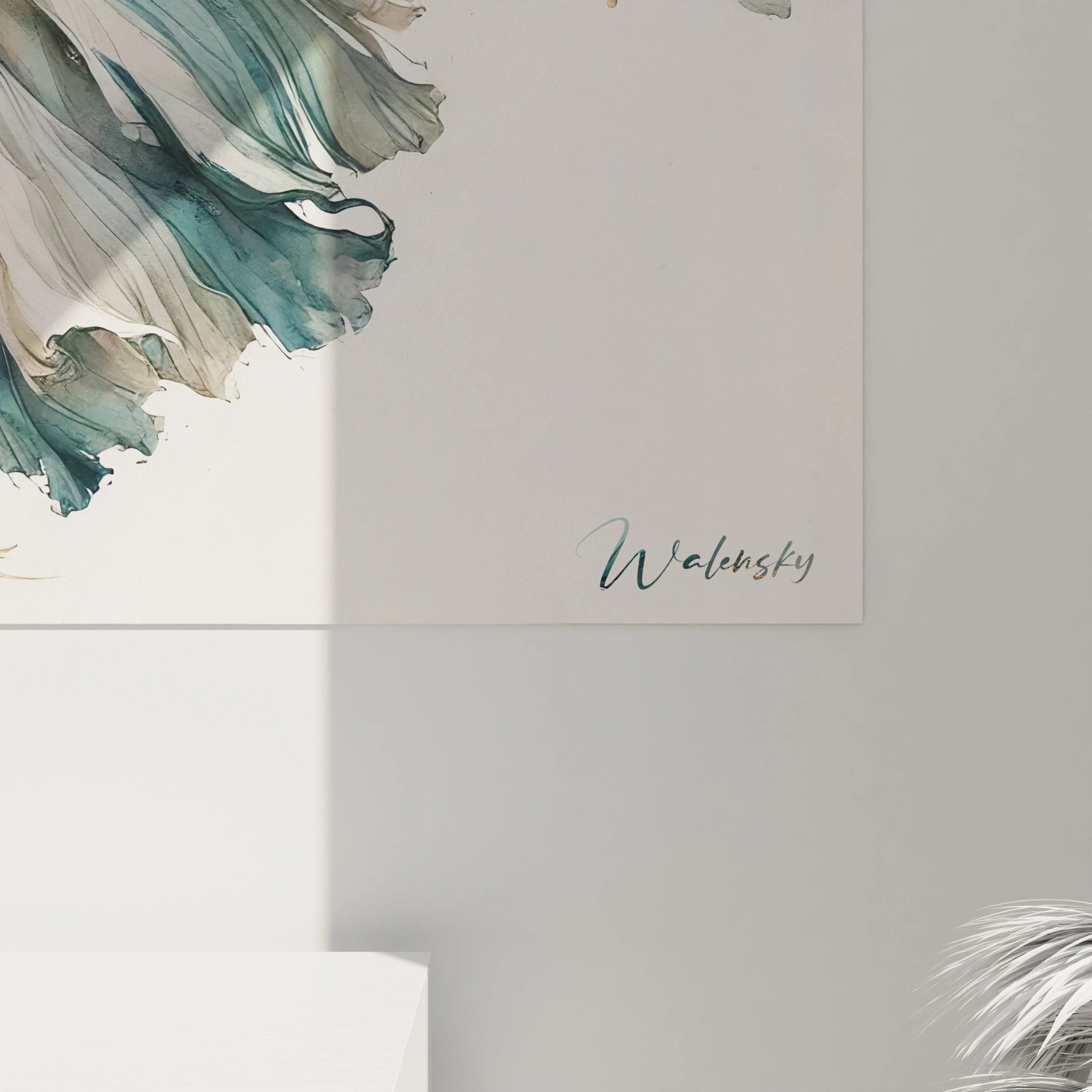 Vue de pres du tableau poisson betta mettant en valeur la texture des nageoires et les reflets dorés. Les couleurs captivantes en bleu, beige et or offrent une experience visuelle apaisante et elegante