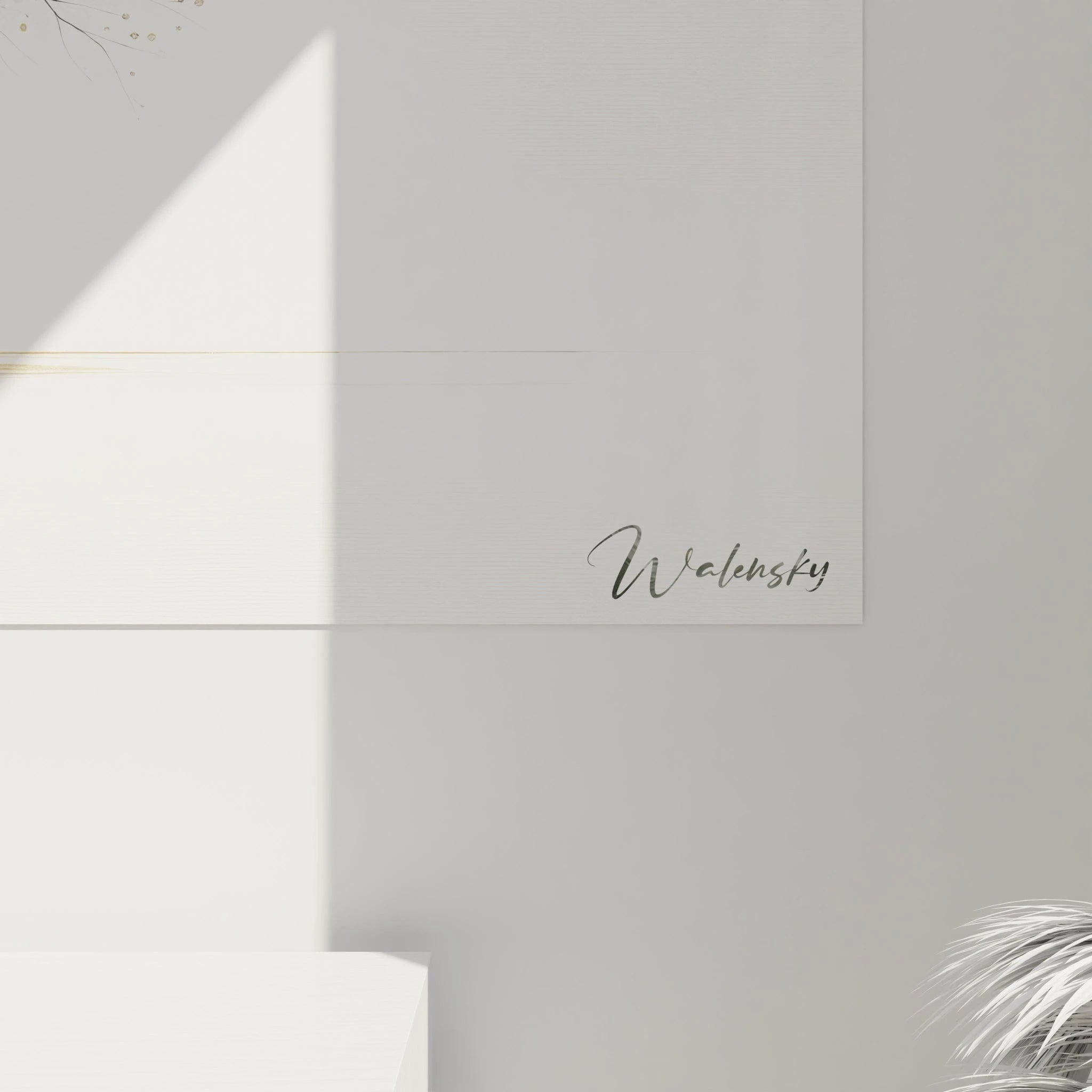 Tableau abstrait présentant un arbre délicat aux contours précis. Contraste entre tronc noir fin et feuillage vaporeux aux teintes dorées. Texture aérienne obtenue par pointillés et effets de brouillard léger. Motif végétal isolé sur fond blanc avec simple trait horizontal comme ancrage terrestre et légère ombre portée.