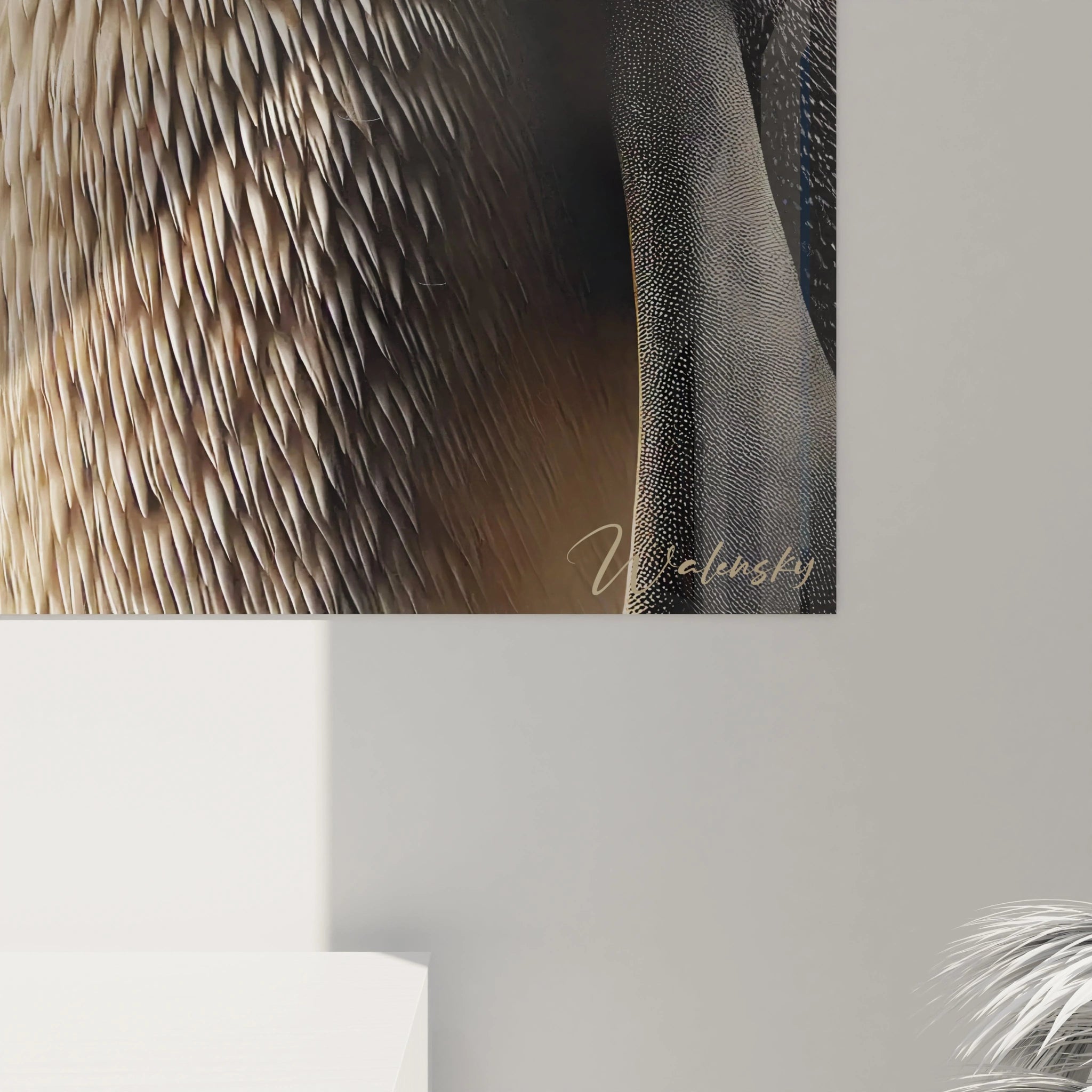 vue de près du tableau manchot, révélant la finesse des textures et la beauté des détails. Le plumage travaillé et les reflets dorés ajoutent une dimension captivante à cet oiseau imposant et élégant.