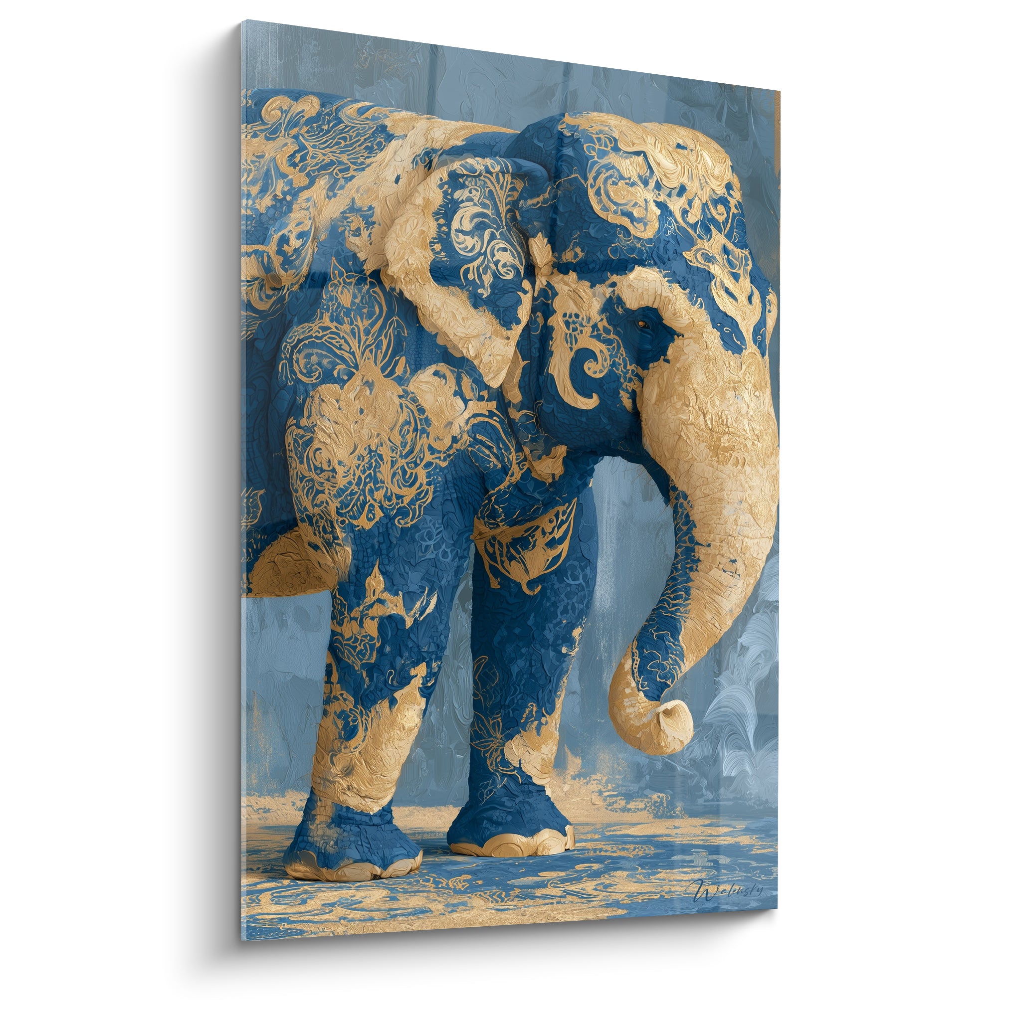 Éléphant bleu marine aux motifs dorés baroques, texture sculptée et regard doux