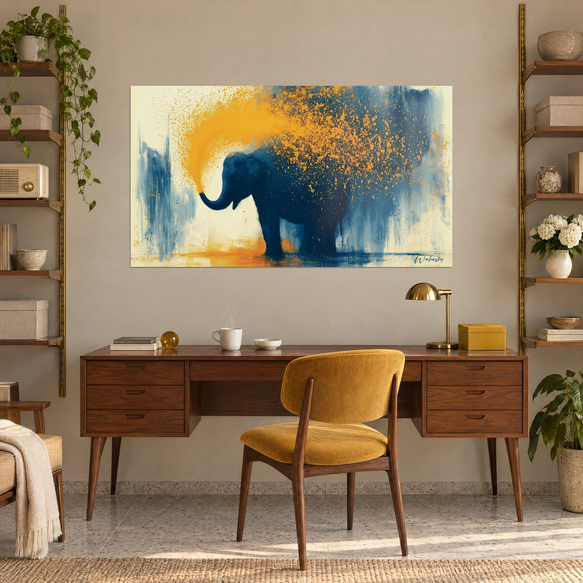 Cuadro elefante azul de Prusia salpicado de polvo dorado, trazos de pincel azur en los laterales, colgado con sobriedad detrás de un escritorio de madera