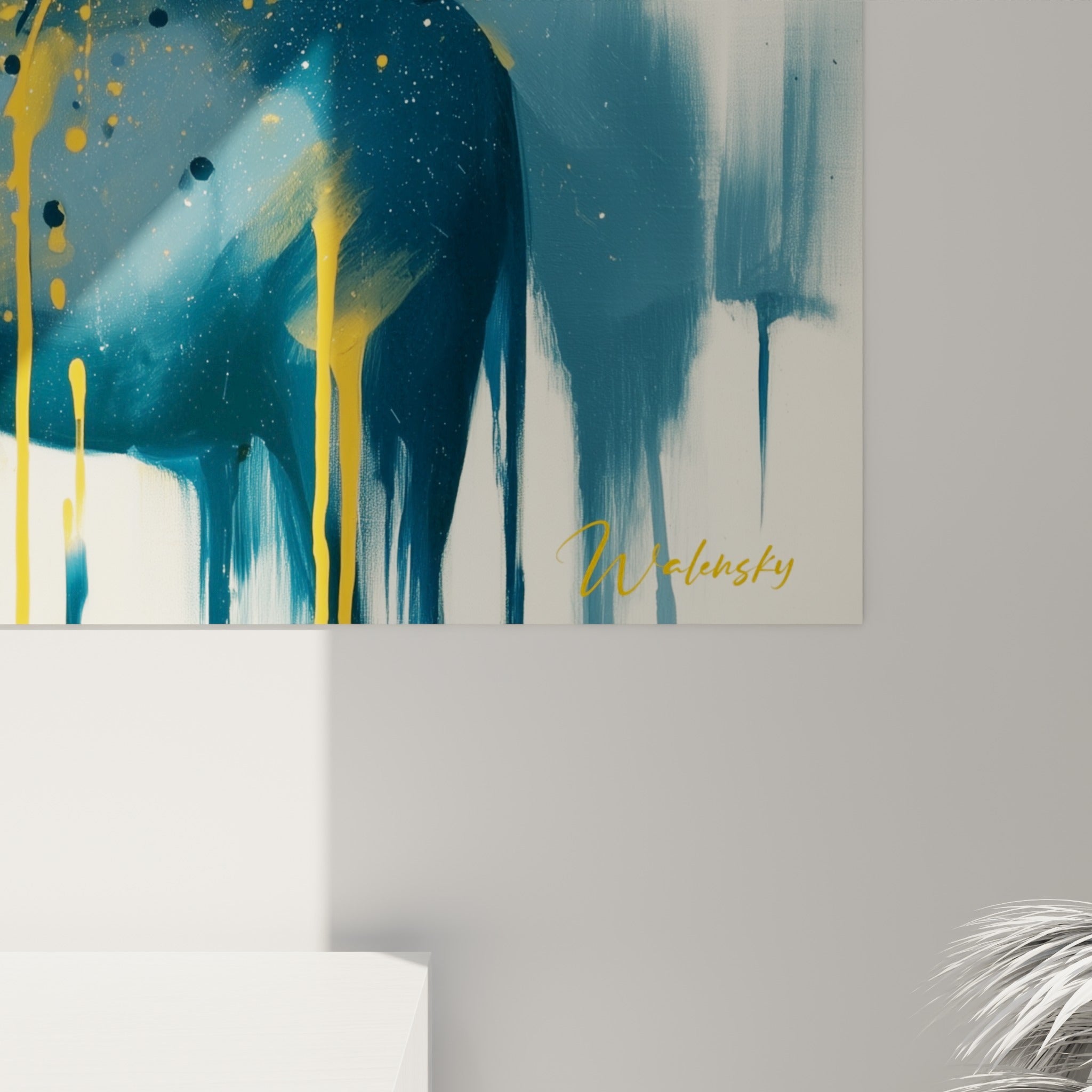 Coulures verticales bleu marine et ocre se mêlant sur la toile, matière fluide et grain visible de l'impression